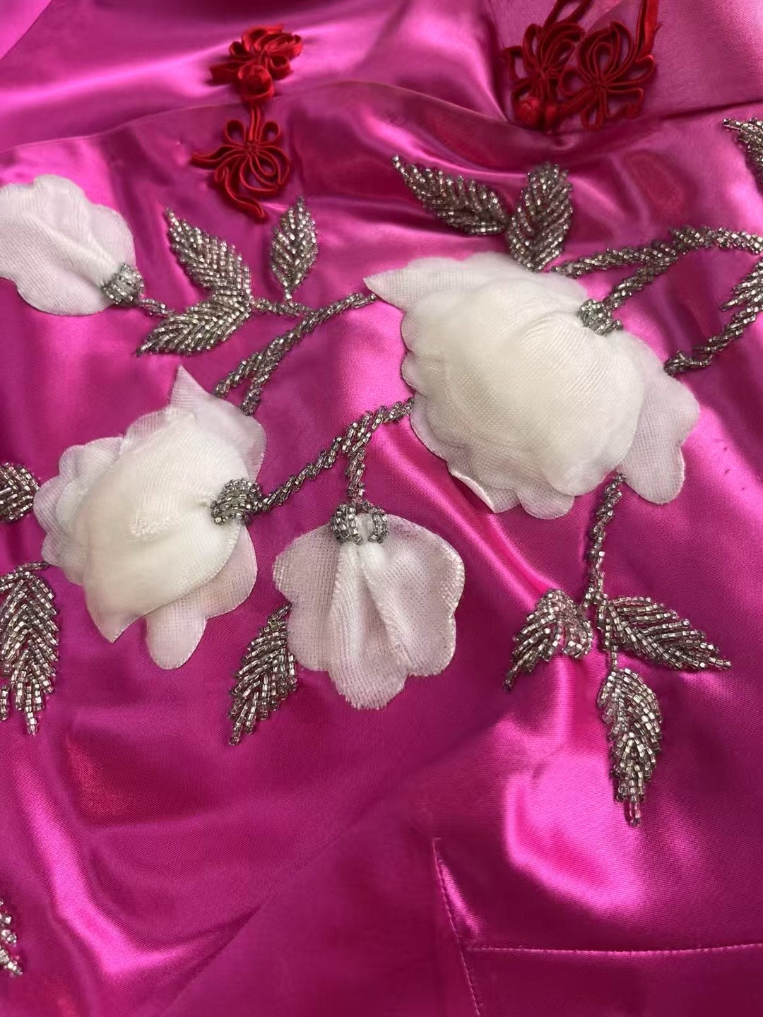 60年代 - 《玫瑰缎影：珠绣海棠醉流年》| 1960s -  "The Rosy Satin Dream: Beaded Begonia Cheongsam"