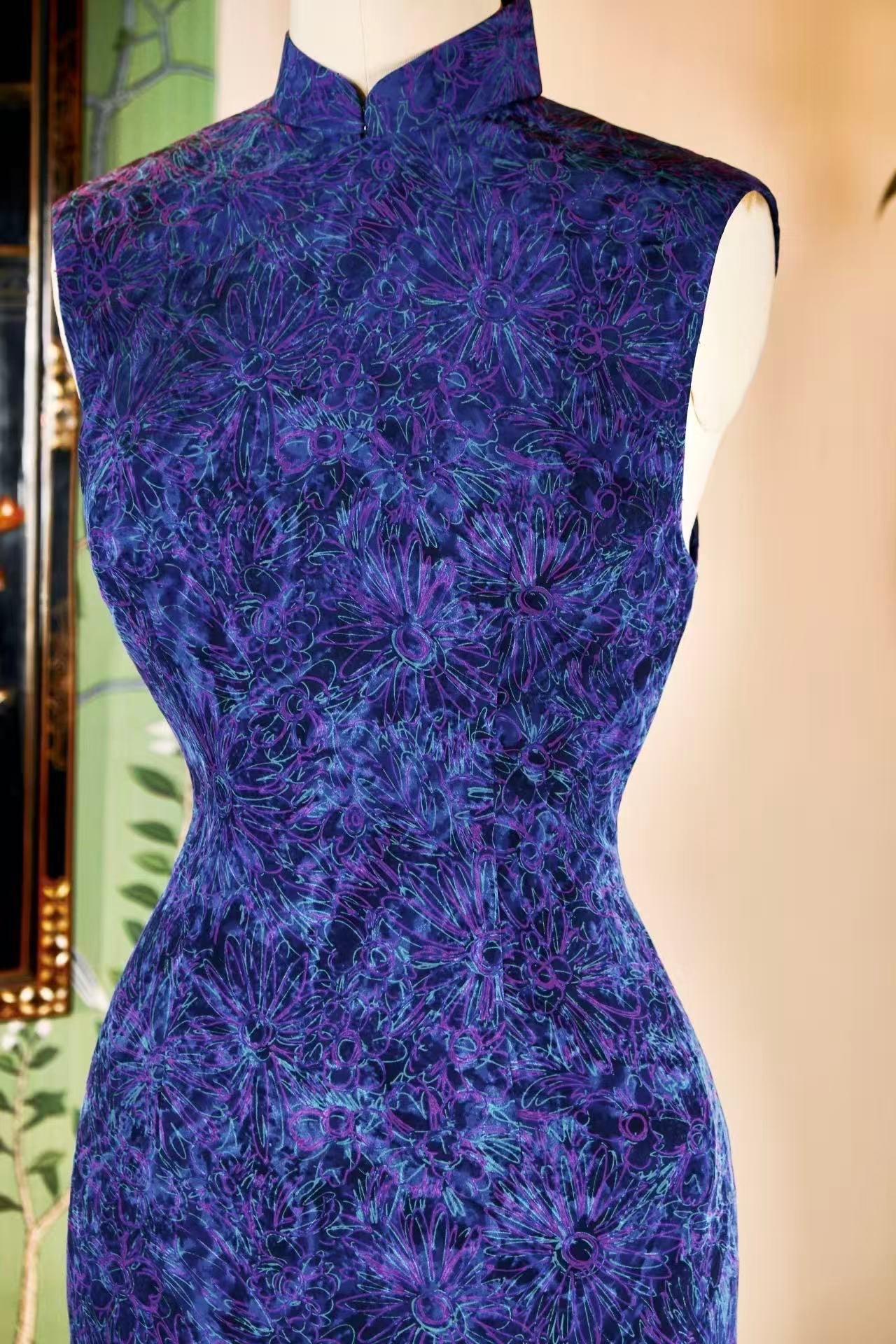 60年代 - 六十年代香港古董旗袍：丝绒上的抽象诗学与时代回响 | 1960s - Abstract Poetics and Echoes of an Era: A 1960s Hong Kong Antique Velvet Cheongsam