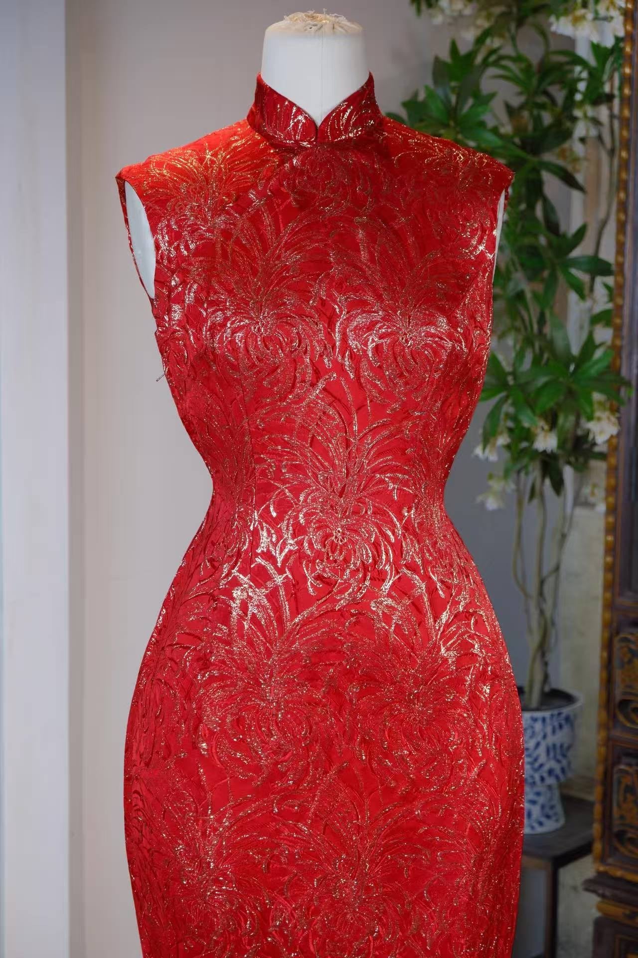 60年代 - 六十年代香港产烟火纹织银锦缎古董旗袍 | 1960s - 1960s Hong Kong Antique Qipao: "Celestial Fireworks" Woven in Silver