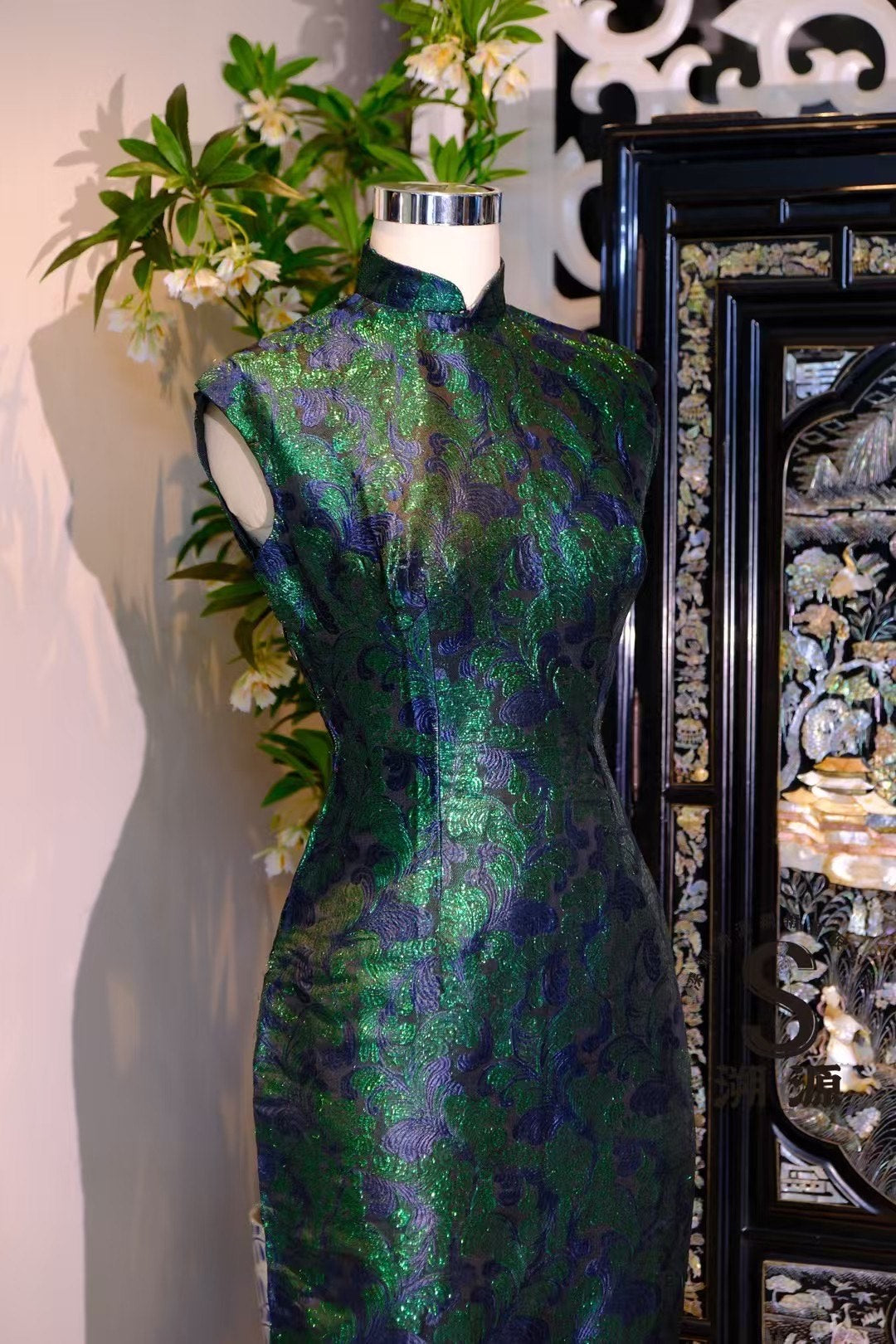 60年代 -【塞纳河之夜】蓝影碧波：孔雀绿闪光提花无袖旗袍 | 1960s - "The Seine at Night": Blue Shadow and Emerald Ripples – Peacock Glint Jacquard Sleeveless Cheongsam