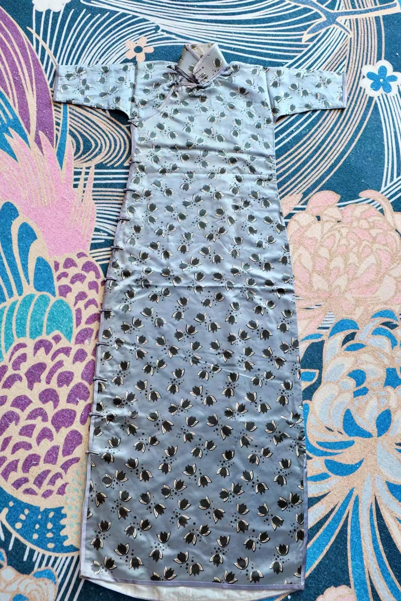 30年代 - 三十年代几何郁金香真丝曳地旗袍 | 1930s - 1930s Geometric Tulip Silk Floor-length Cheongsam: A Monolith of Art Deco and Oriental Poetics