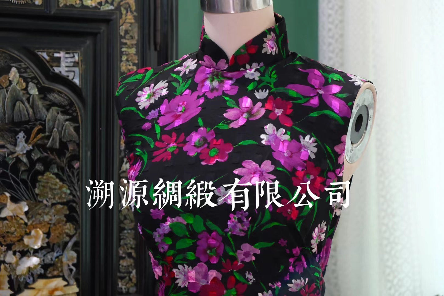 60年代 - 墨色丝韵·紫陌繁花旗袍 | 1960s - Ink Silk Rhythm: Purple Path of Blossoms Qipao