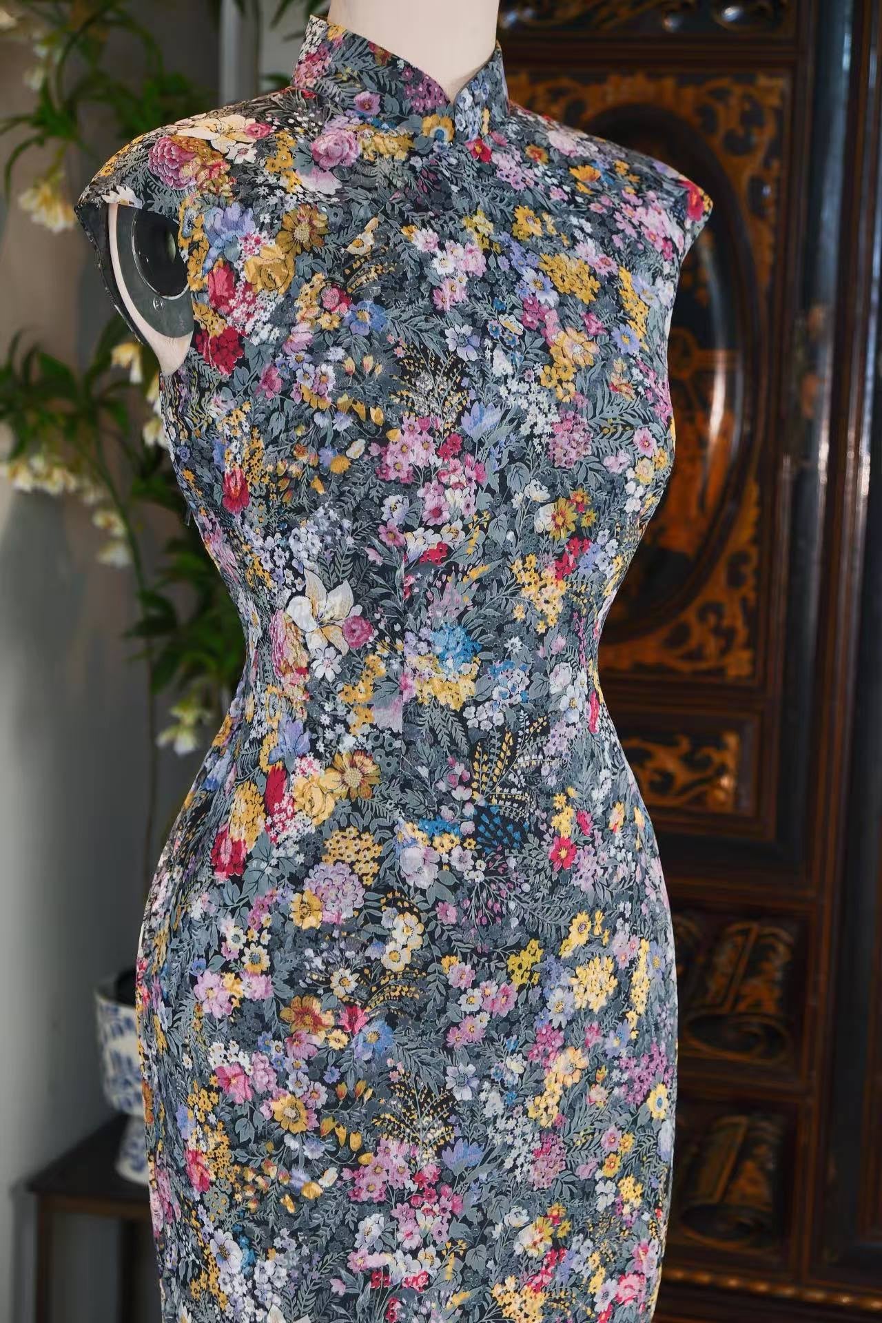 60年代 - 灰蓝底“满地娇”百花不落地印花古董旗袍 | 1960s - A Vintage "Hundred Flowers Never Landing" Floral Print Cheongsam on Gray-Blue Base