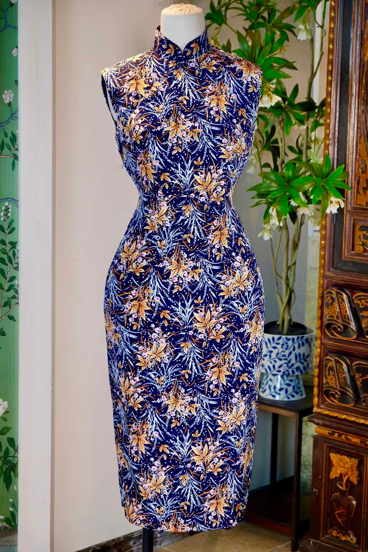 60年代 - 月华暗涌·六十年代香港深蓝提花绸橙黄枫叶印花古董旗袍 | 1960s - Surging Moonlight: A 1960s Hong Kong Vintage Deep Navy Jacquard Silk Cheongsam with Orange Maple Leaf Print