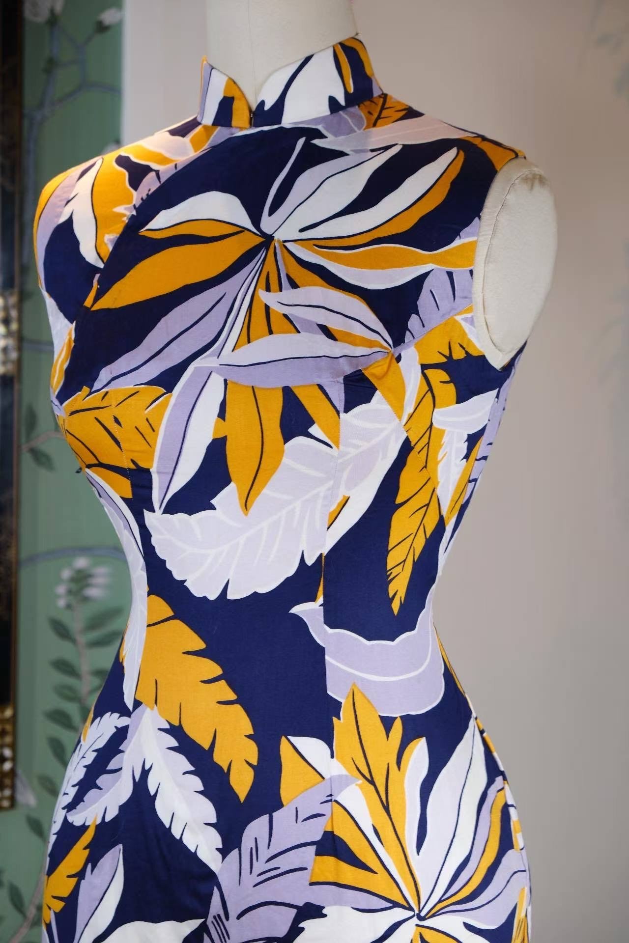 60年代 - 热带诗学·六十年代香港靛蓝纯棉Art Deco南洋叶片古董旗袍 | 1960s - Tropical Poetics: A 1960s Hong Kong Vintage Cheongsam in Indigo Cotton with Art Deco Nanyang Leaf Print