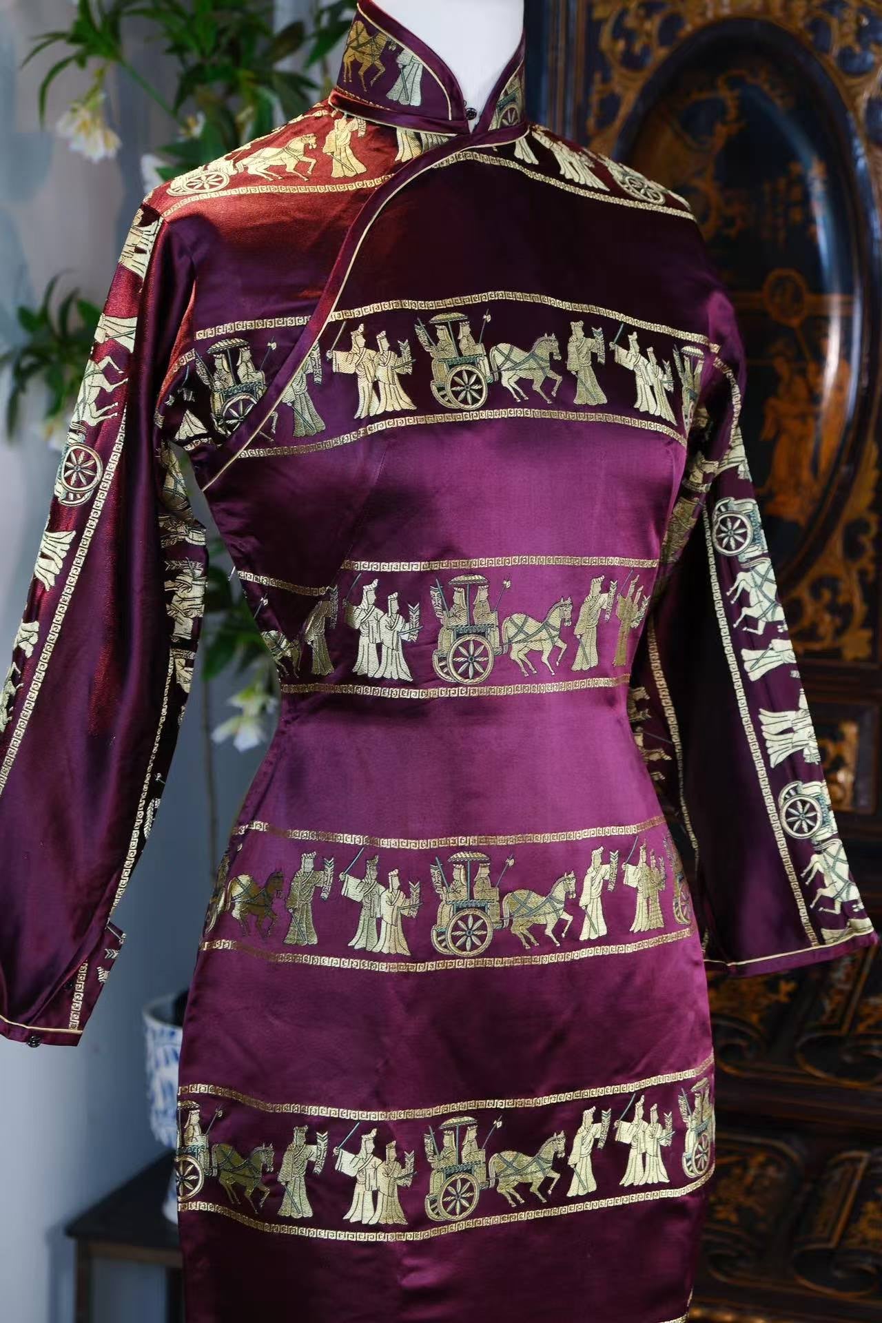 40年代 - 紫魅惊鸿·1940年代海派酒红织锦提花金线车马出行图古董旗袍 | 1940s - Purple Glamour & Startled Swan: A Late 1940s Shanghai-Style Wine Red Brocade Cheongsam with Gold-Woven Chariot Procession