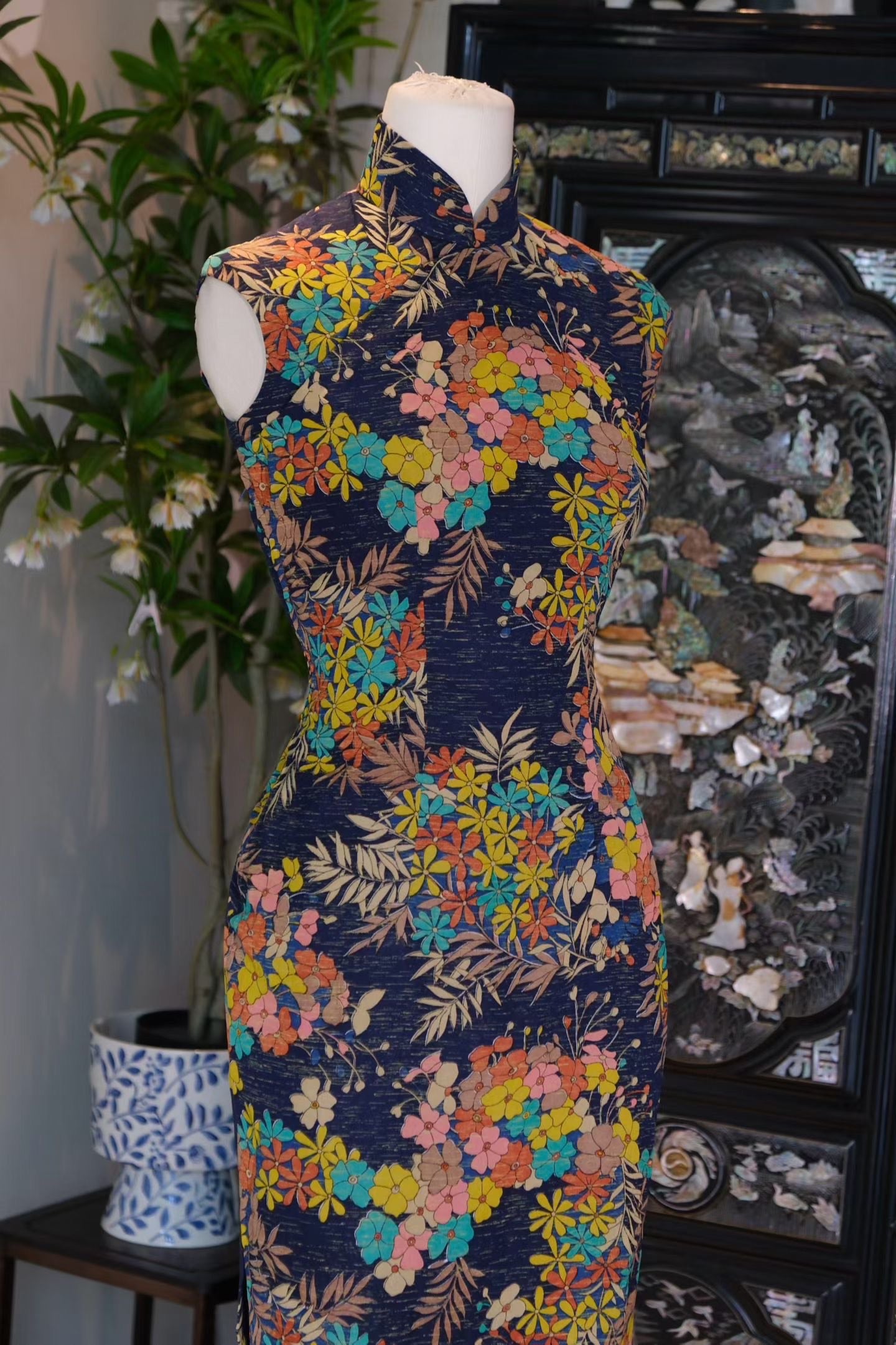 60年代 - 「靛蓝春晓」：上世纪六十年代手工印染多色繁花曳地台湾产古董旗袍 / 1960s - "Indigo Spring Dawn": A Rare 1960s Hand-Printed Multi-Colour Floral Floor-Length Vintage Taiwanese Qipao