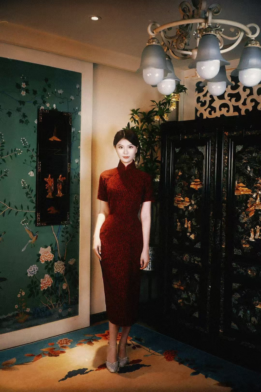 50年代 - 酒红蔷薇•暗纹提花短袖修身中长旗袍 | 1950s - Crimson Rose: Jacquard Short-Sleeve Mid-Length Form-Fitting Cheongsam