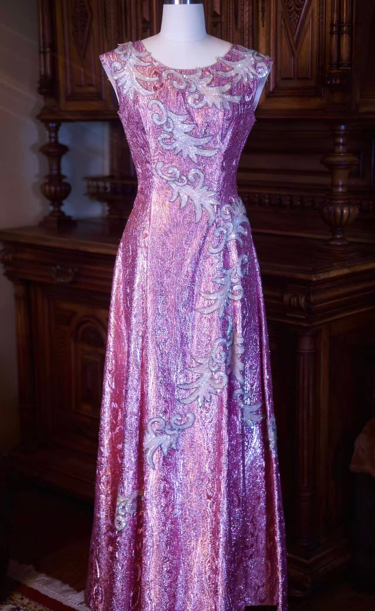 Vintage钉珠礼服 - 海上花列传：六十年代香港织金钉珠古董裙 | Vintage Beaded Dress - Flowers of the Haunted Sea: 1960s Hong Kong Vintage Gowns with Gold Brocade and Hand-Beading