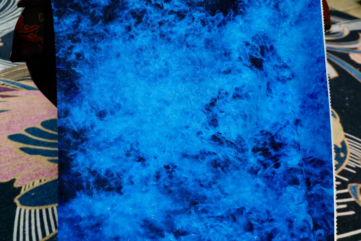 布料名 - 星海幻境：深邃钴蓝莹亮星尘纹理重磅真丝绸缎 | Fabric Name - Nebula of the Abyss: Deep Cobalt & Shimmering Stardust Luster Silk Satin