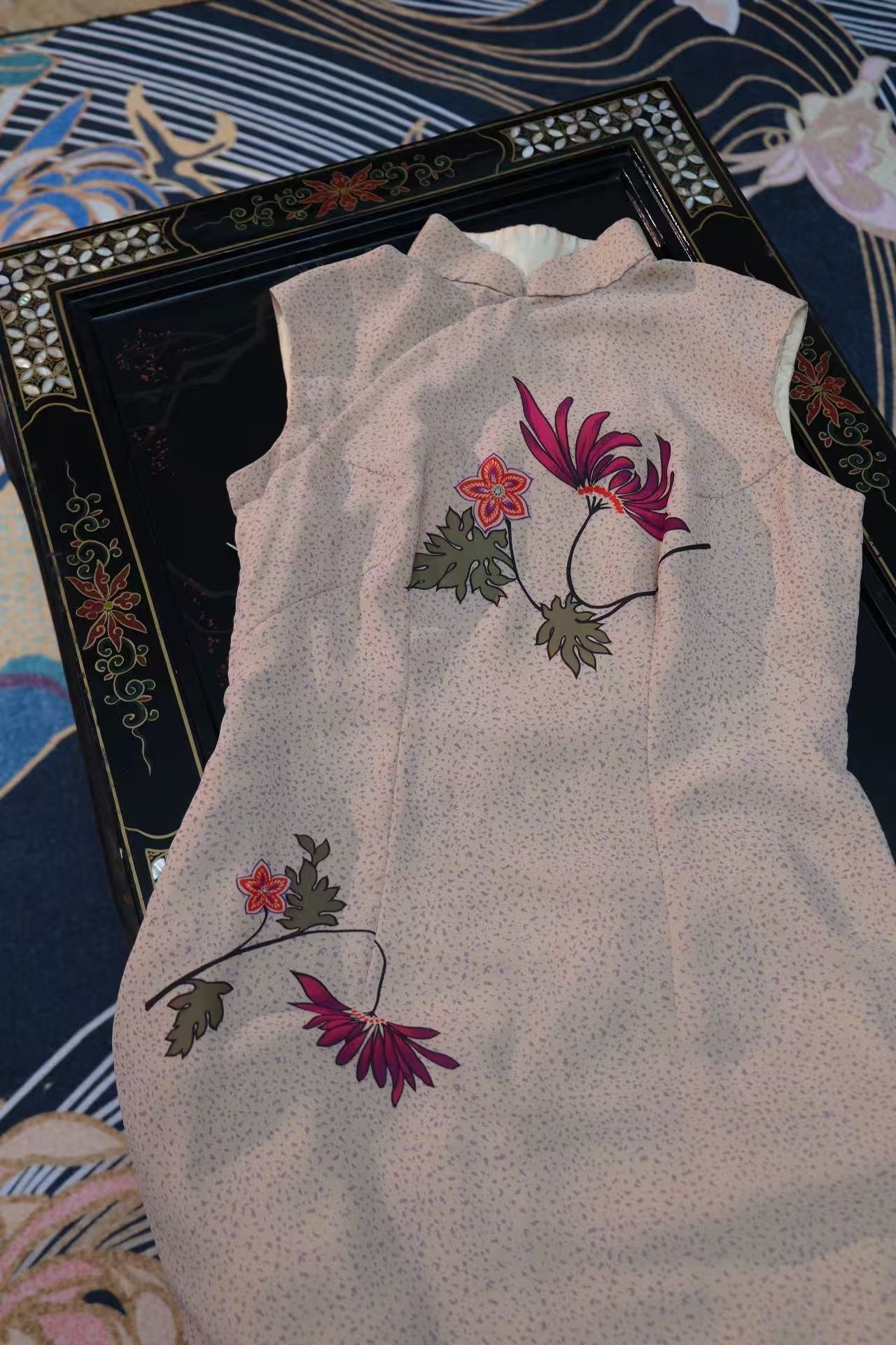 60年代 -【米色秋韵】疏影暗香：点状肌理米底高定无袖旗袍——绛紫色秋菊印花 | 1960s - "Misty Autumn Hue" Subtle Scent & Shadow: Couture Sleeveless Cheongsam with Dotted Beige Base and Deep Plum Chrysanthemum Print