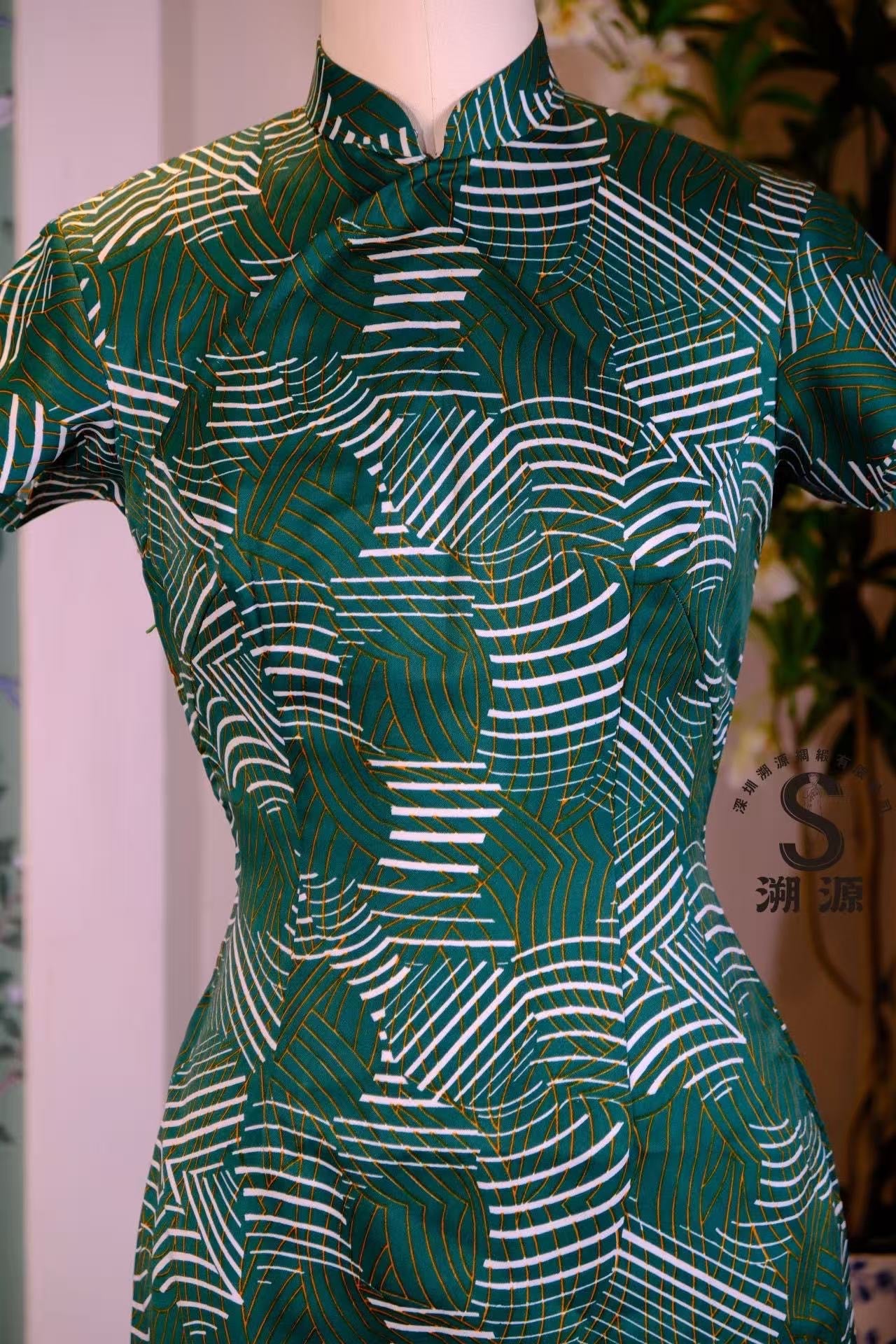 50年代 - “翠羽流光”港式复古几何织金短袖旗袍 | 1950s - "Jade Plume Glow" Hong Kong Retro Geometric Gold-Thread Short-Sleeve Cheongsam