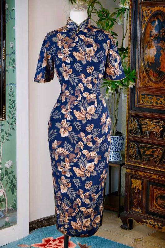 50年代 - 五十年代台湾风华：蓝地棕叶“百草比德”印花古董旗袍 — 迁徙年代的植物图腾与行走的乡愁 | 1950s - 1950s Taiwan Elegance: A Vintage Indigo Cheongsam with "Virtuous Botanical" Brown Leaf Print — A Narrative of Migratory Plant Totems and Walking Nostalgia