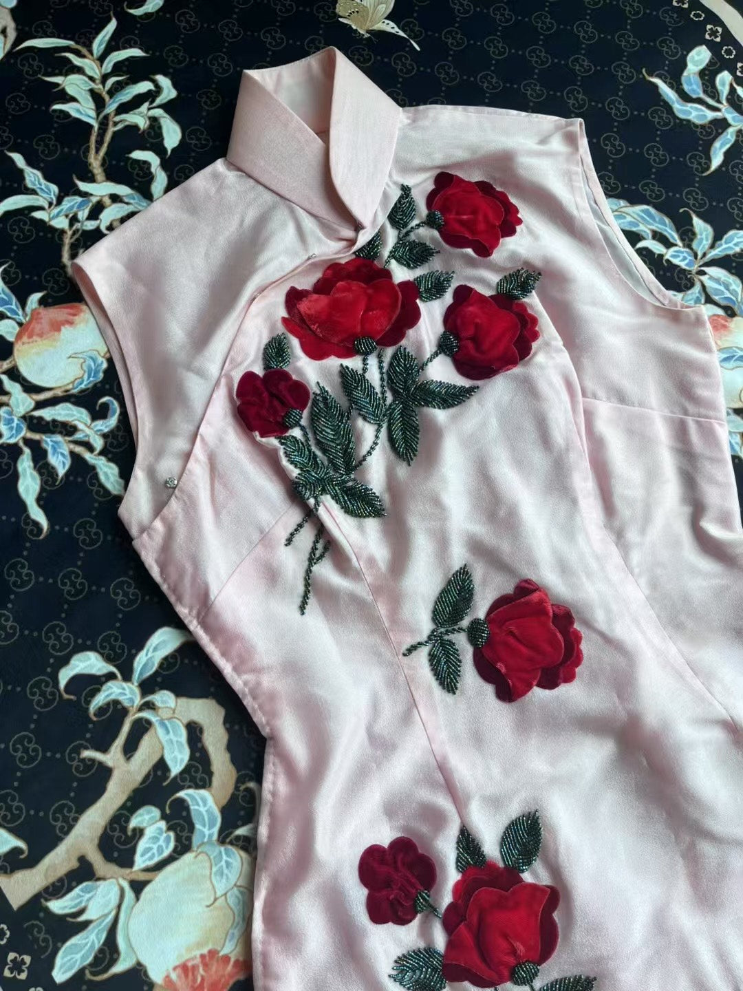 60年代 - 邵氏星光・方心同款：杏花粉薄紗・三重絲絨玫瑰・金屬鐳射珠繡古董港式旗袍 / 1960s - Shaw Starlet's Glamour - Fung Sin Replica: Apricot Pink Tulle, Triple-Velvet Rose, and Metallic Beaded Antique Hong Kong Qipao