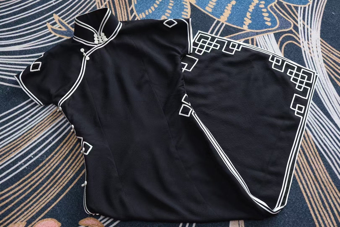 客订结缘 - 暗夜玫瑰：黑白水墨渐变印花长旗袍，配新中式几何白描滚边 | Customized Design- Midnight Rose: Black and White Ink Wash Gradient Long Cheongsam with Neo-Chinese Geometric Piping