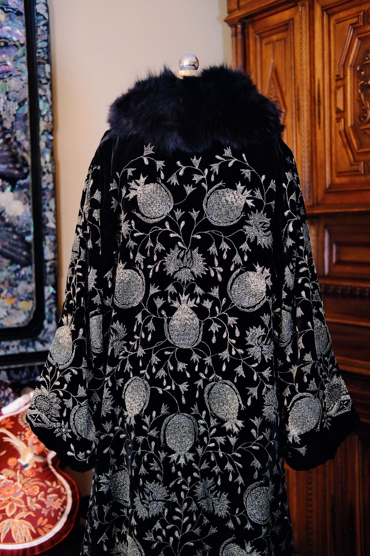 夜幕加冕：民国二十年代天鹅绒烫金大衣的“流金岁月” | Nightfall Coronation: A Study of a 1920s Velvet Gilded Coat and "Gilded Years"