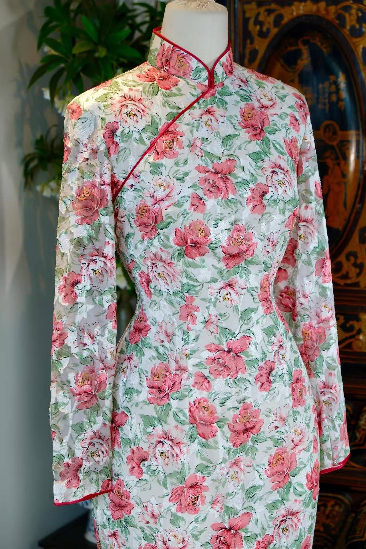 60年代 - 宝岛春光·六十年代雪纺提花暗纹“雨过天青”牡丹古董旗袍 | 1960s - Spring Light of the Treasure Island: A 1960s Chiffon Jacquard Cheongsam with Hidden Pattern and "Sky-After-Rain" Peony