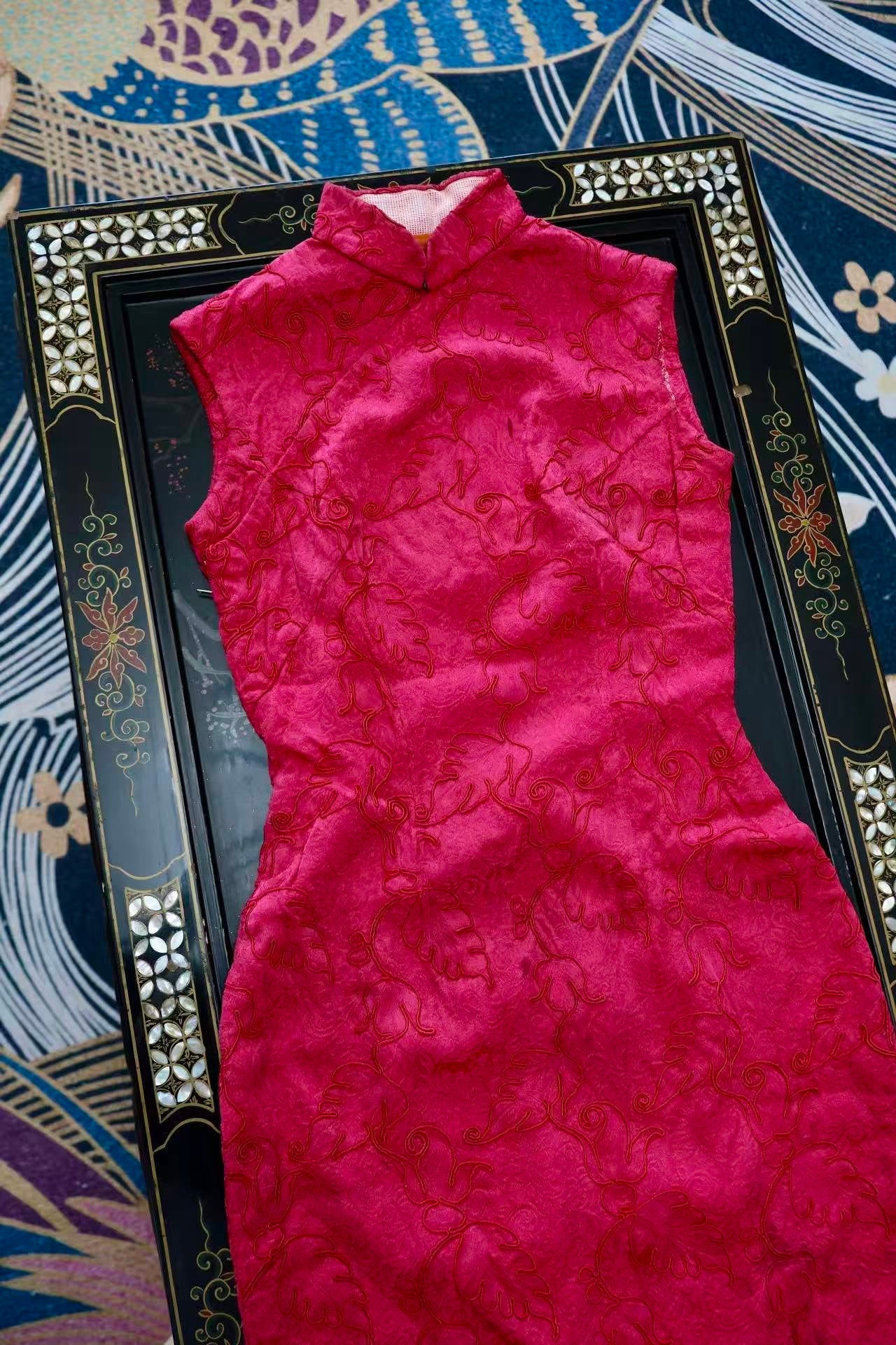 60年代 - 璀璨香江·流光碎影：六十年代骨线提花旗袍 | 1960s - Shimmering Hong Kong · Fragments of Time: A 1960s Jacquard Qipao with Bone-Cord Relief