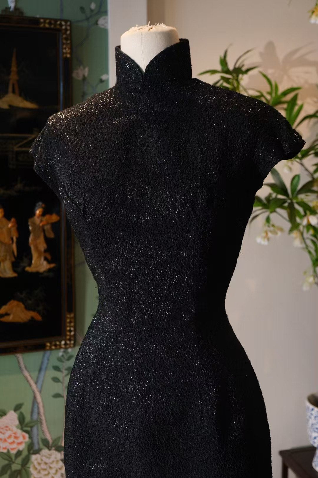 50年代 - 名媛衣櫥・華麗三重奏：素雅閃爍立體紋・織金玫瑰魅影・藍金卷草織錦古董旗袍套組 / 1950s - The Socialite's Wardrobe - A Grand Triple-Set: Subtle Shimmering Texture, Gold-Woven Rose Spectre, and Blue-Gold Scroll Brocade Antique Qipao Collection