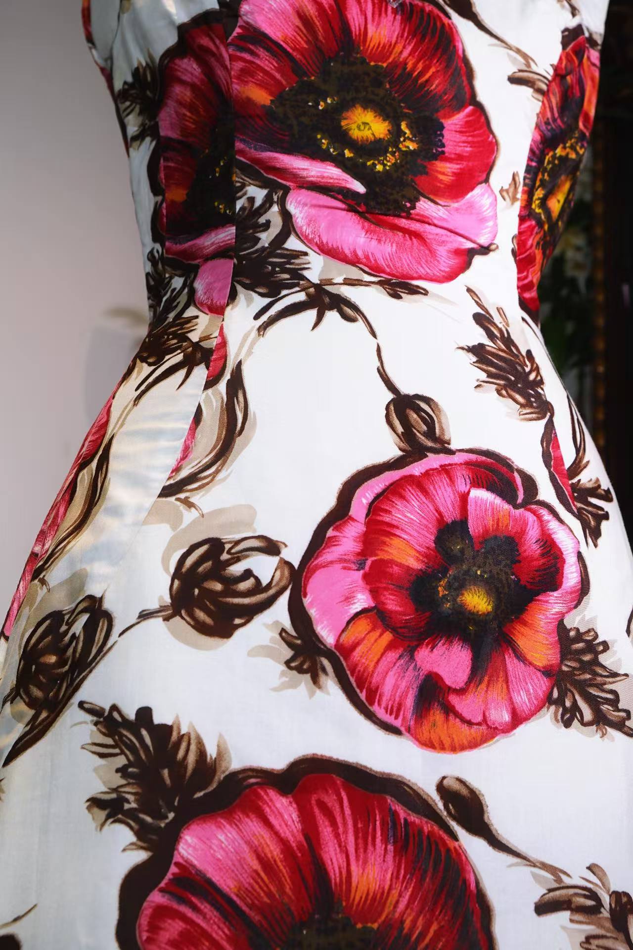 Vintage钉珠礼服 - 白缎朱华：六十年代香港手绘油画法绣钉珠礼服裙 | Vintage Beaded Dress - Crimson Blooms on White Satin: A 1960s Hong Kong Hand-Painted and Beaded Evening Gown