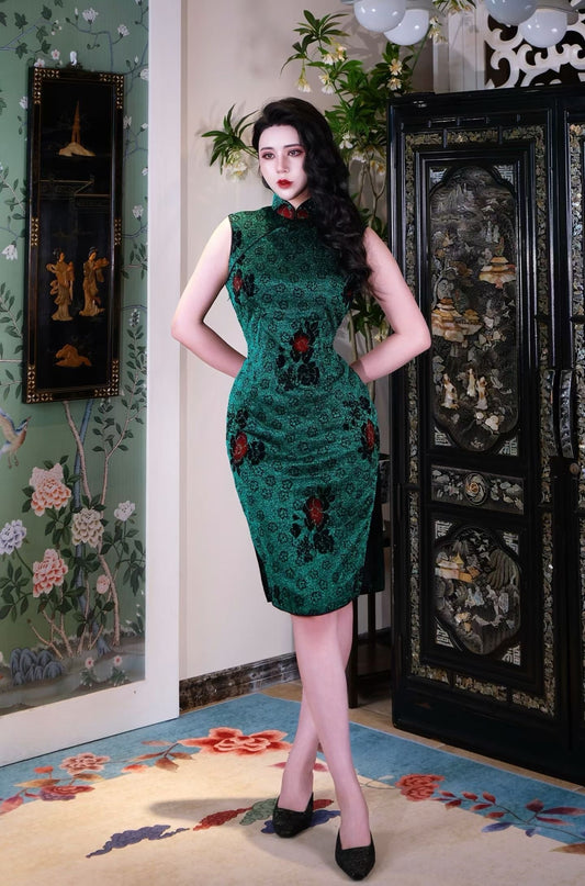 60年代 - 流金岁月・祖母绿织金丝绒贴花・摩登影星古董港工旗袍 / 1960s - Gilded Age Glamour: Emerald Brocade Velvet Appliqué Vintage Hong Kong Qipao