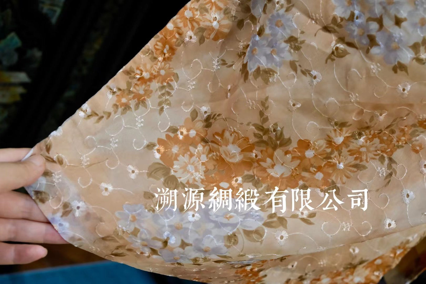 50年代 - 蜜桃橘刺绣薄纱短袖旗袍：浮花疏影 | 1950s - Peach Orange Embroidered Sheer Short-Sleeve Qipao: Floating Flowers