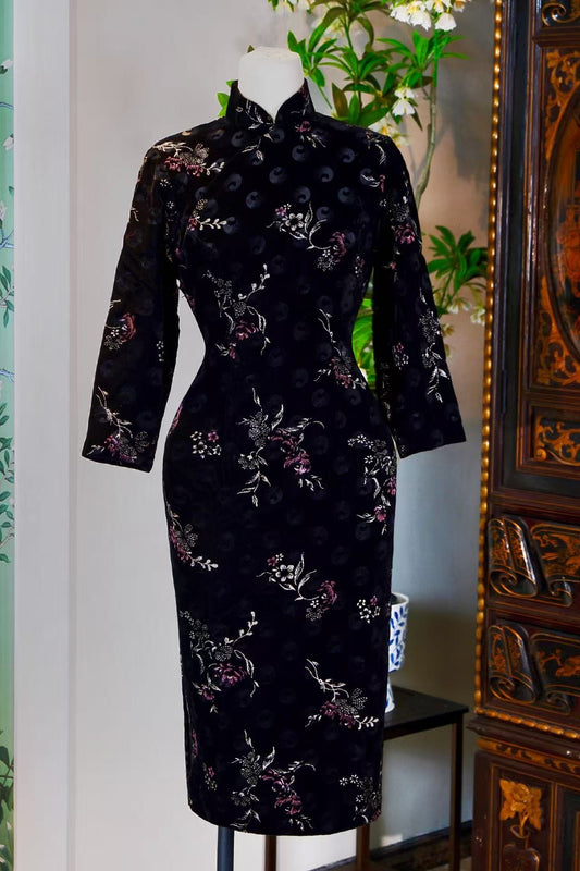 60年代 - 手绘描金香港古董旗袍 | 1960s - A Vintage 1960s Hong Kong Hand-Painted Cheongsam with Gilt Accents