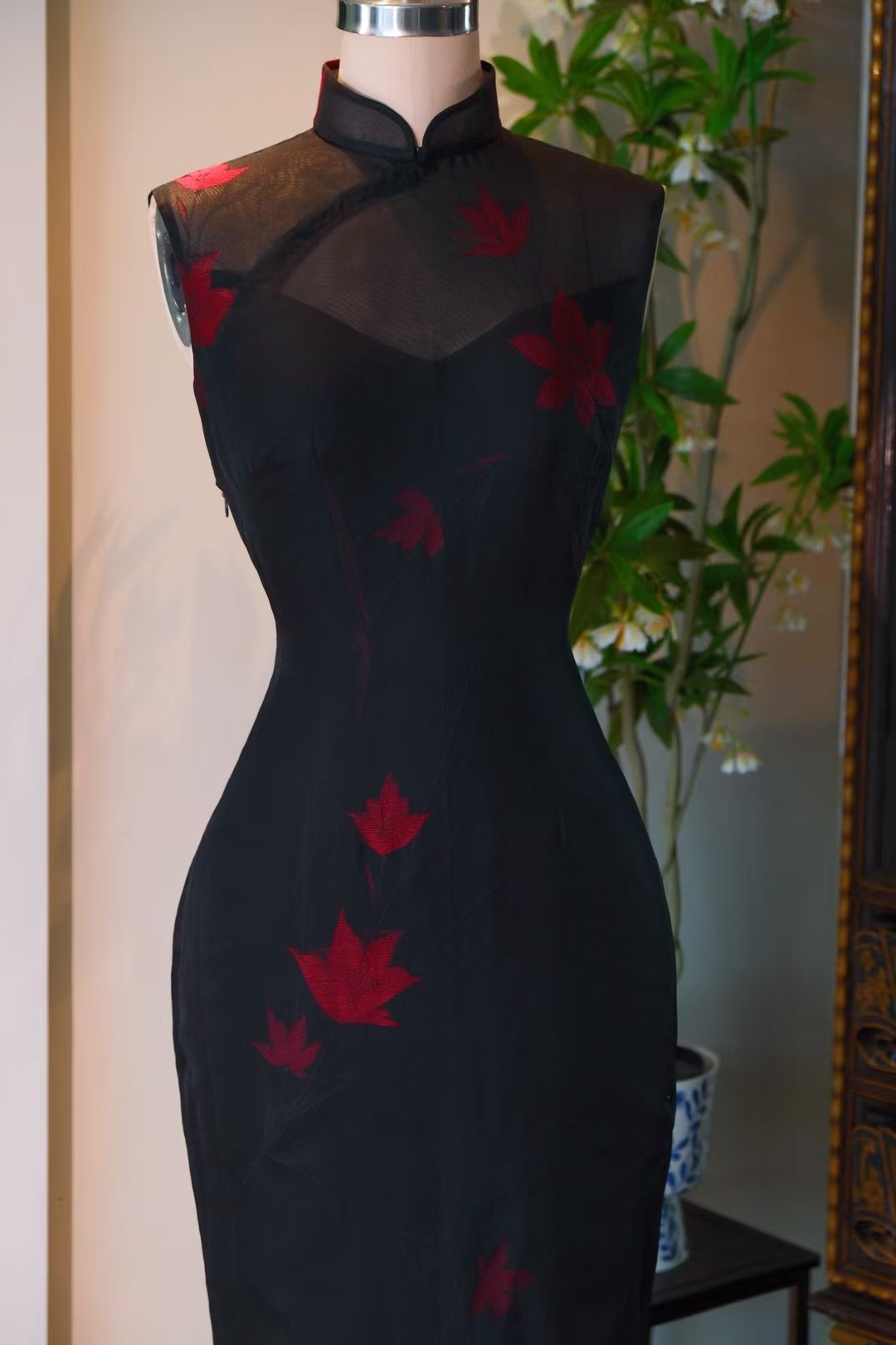 客定结缘 - 烟罗曳枫：红枫疏影透视无袖旗袍 | Customized Design- Crimson Trace: Black Qipao with Ruby Maple Appliqué and Illusion Netting