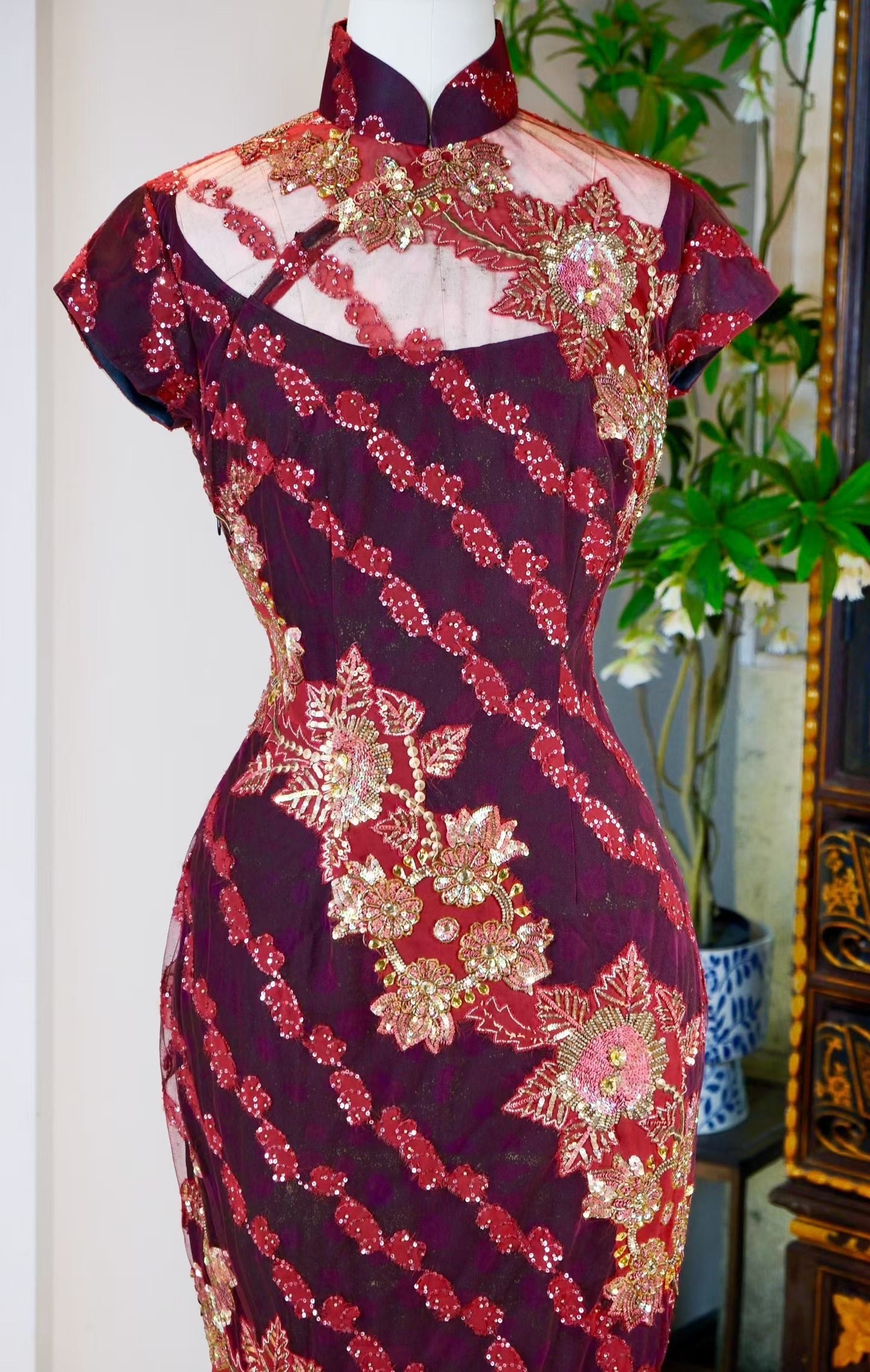 客定结缘 -《幻境之光》：私人高级定制透视领亮片蕾丝礼服旗袍 | Customized Design - "The Light of Illusions": A Bespoke Illusion-Neckline Sequined Lace Gown Qipao