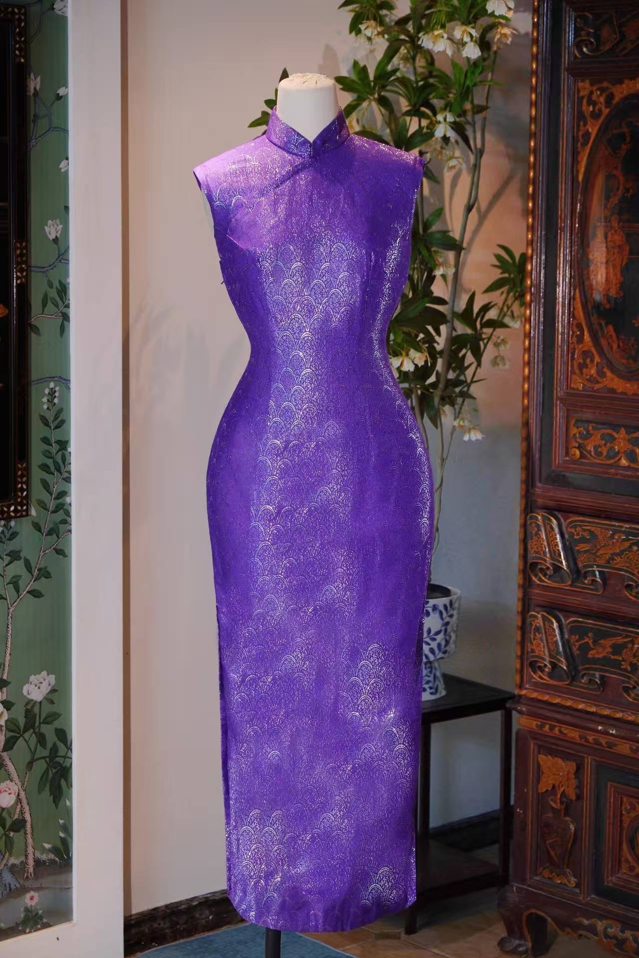 60年代 - 紫气祥瑞·六十年代织银黛紫龙鳞纹高开叉定制旗袍 | 1960s - The Regal Reverie of the Sixties: Custom High-Slit Cheongsam in Deep Mauve Silk, Woven with Auspicious Silver Dragon Scales