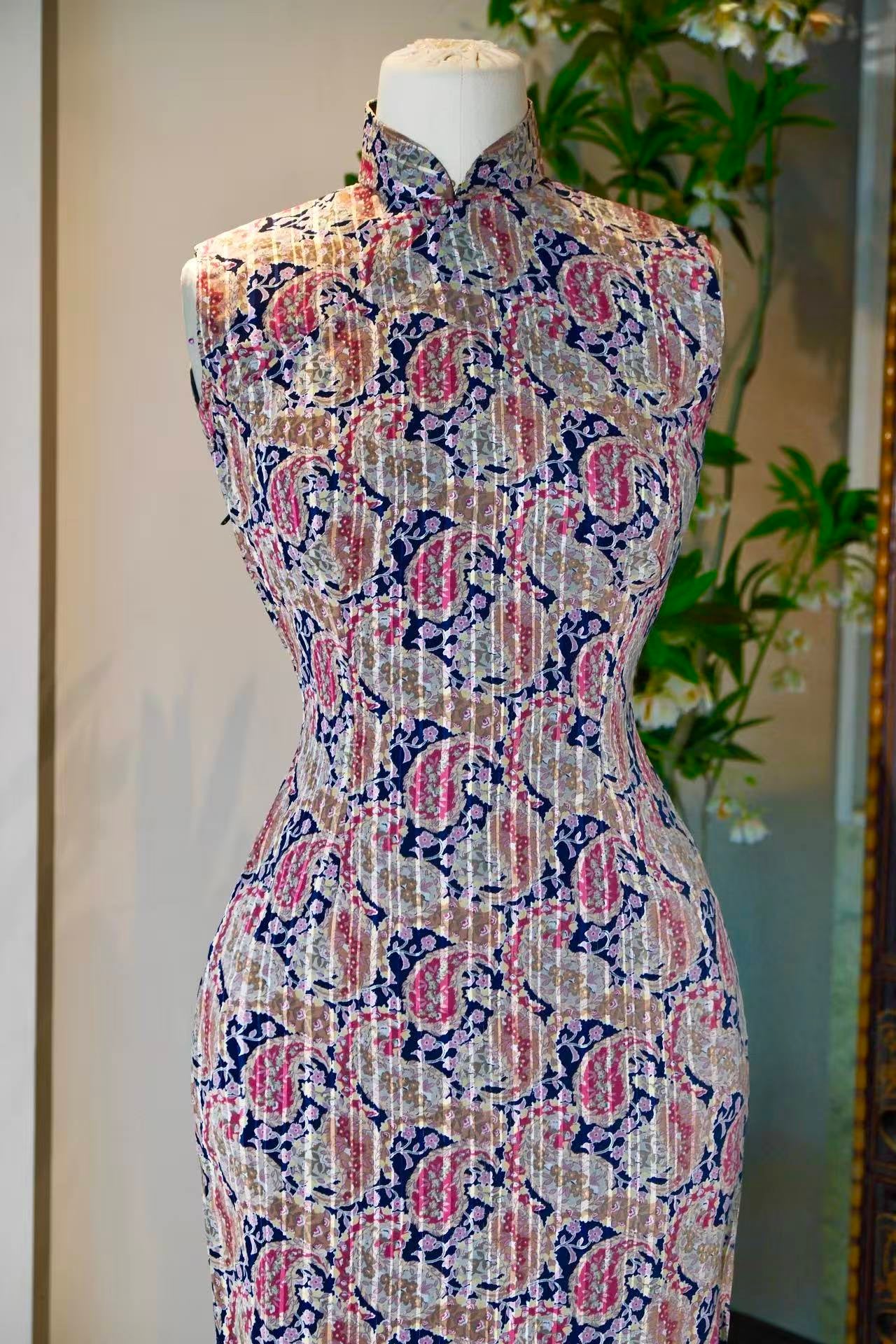 60年代 - 移动艺术·六十年代靛蓝薄纱佩斯利涡纹古董旗袍 | 1960s - Moving Art: 1960s Indigo Organza Cheongsam with Paisley Vortex Motifs