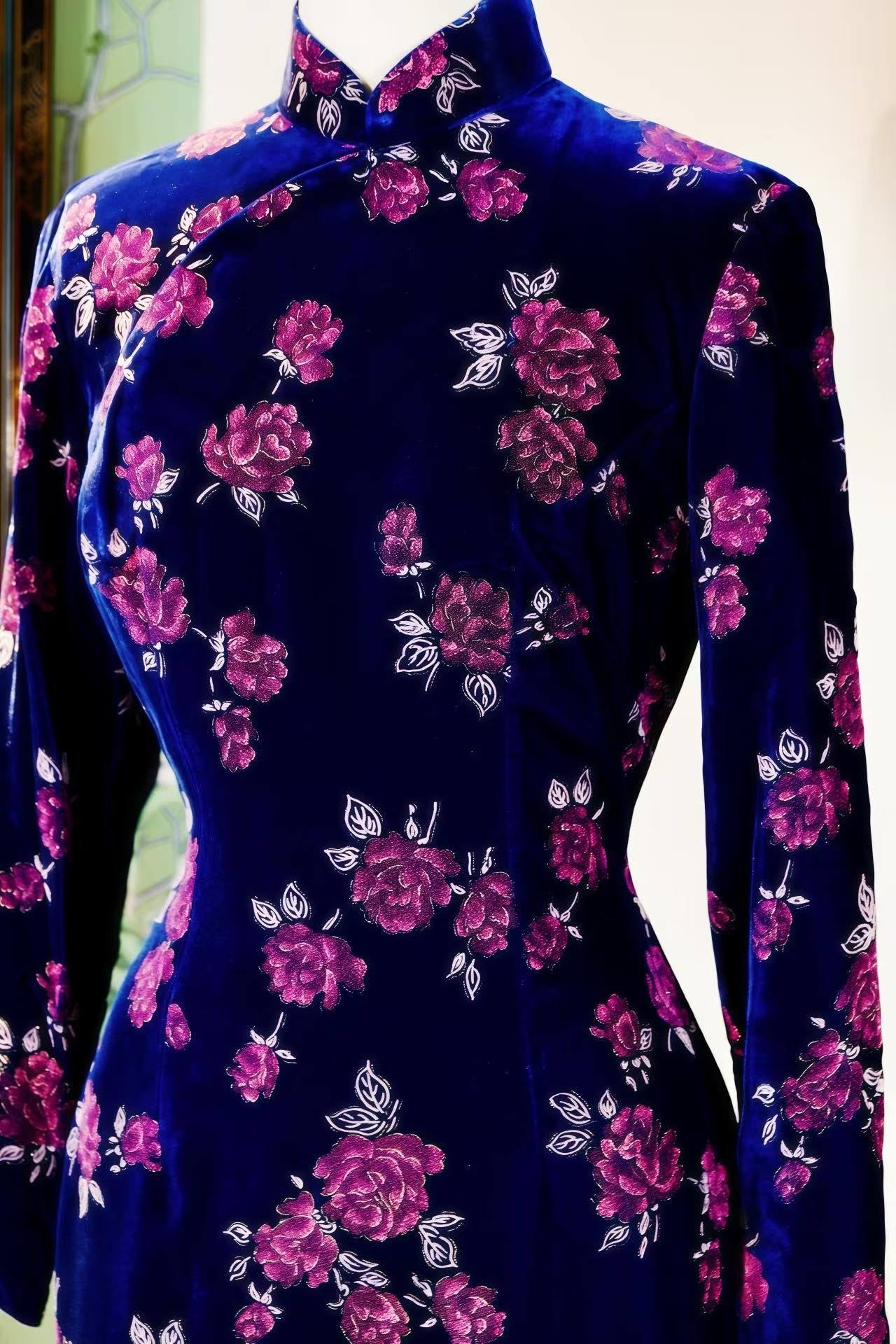 60年代 - 孤本奢华·1960年代台湾纯手工描金闪片天鹅绒牡丹旗袍 | 1960s - Singular Luxury: 1960s Taiwan Pure Hand-Painted Gilt Sequin Velvet Peony Cheongsam