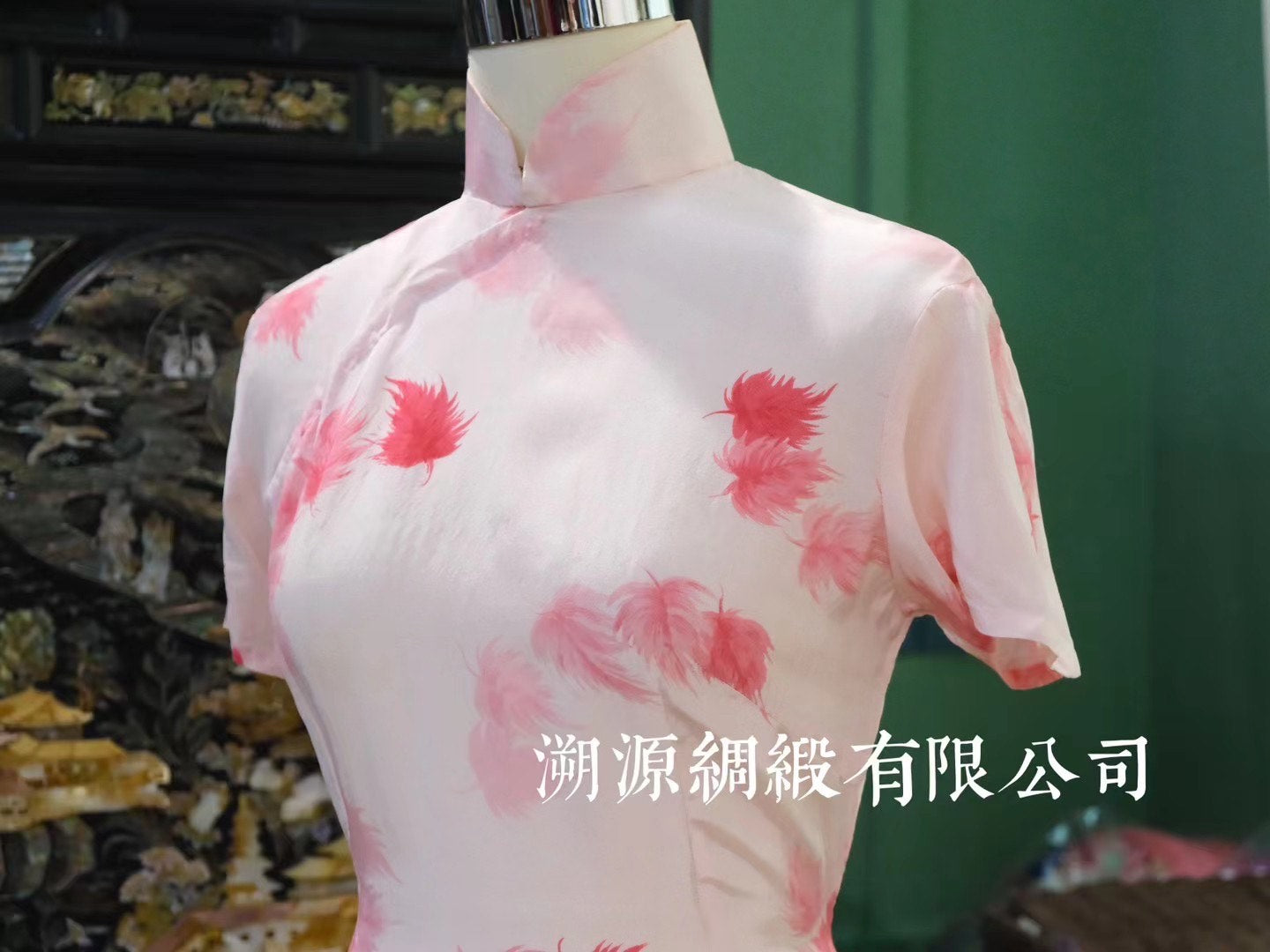 50年代 - 淡雅藕粉色渐变羽毛印花短袖立领旗袍 | 1950s - Elegant Pale Pink Gradient Feather Print Mandarin Collar Short-Sleeve Cheongsam