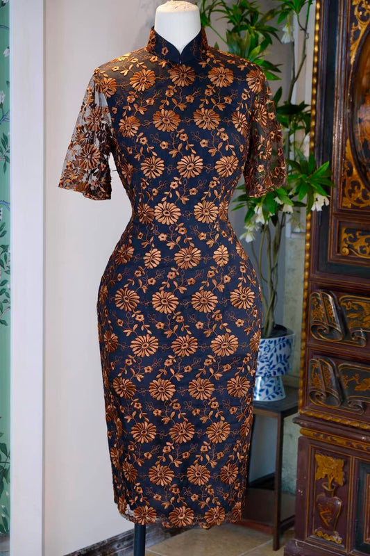 60年代 - 鎏金藤蔓·1960年代台湾产墨色蕾丝铜棕浮雕刺绣工艺古董旗袍 | 1960s - Burnished Vines: A 1960s Taiwan Vintage Ink-Black Lace Cheongsam with Copper-Brown Relief Embroidery