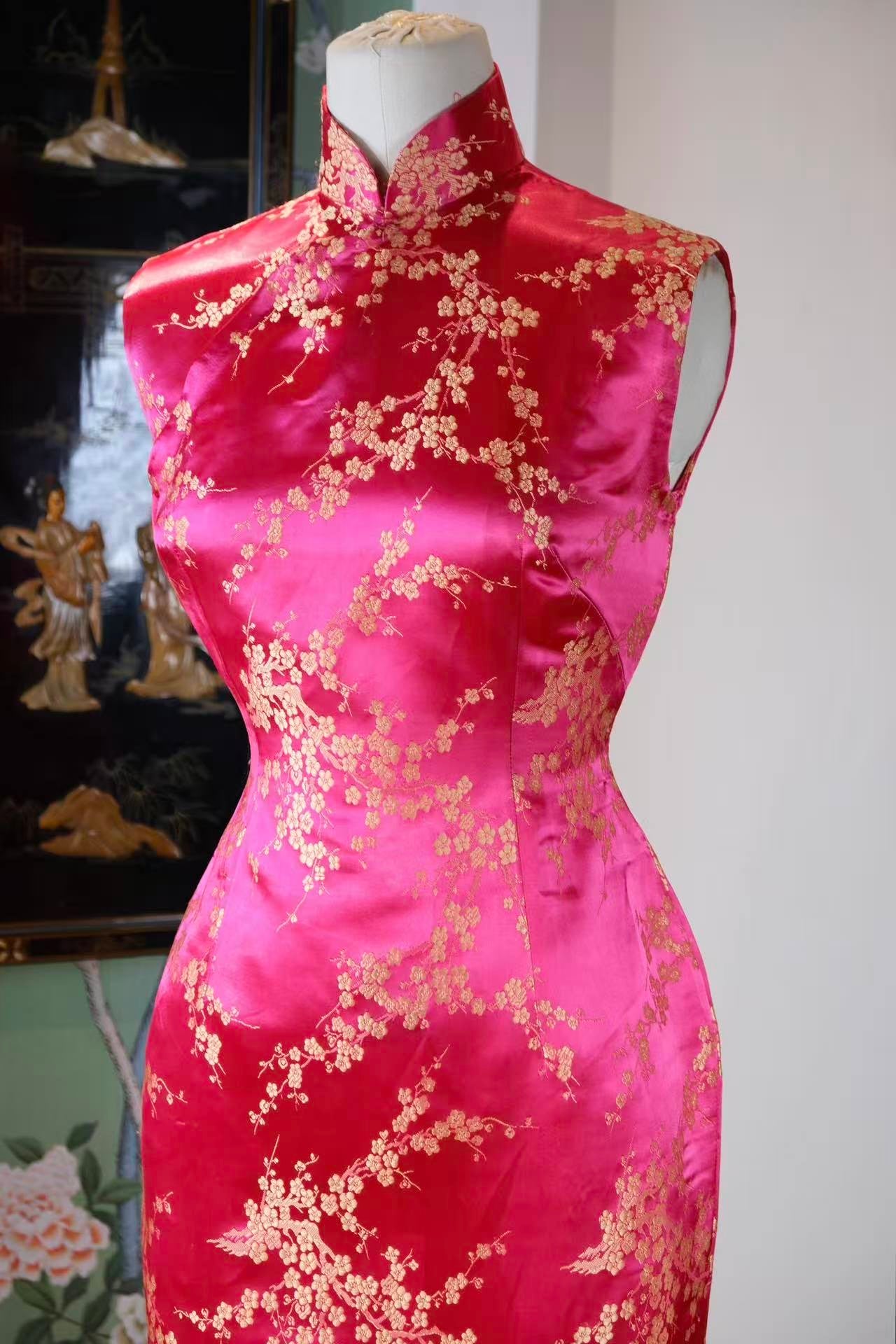60年代 - 六十年代香港梅花提花缎旗袍：织造经纬间的格调与风骨 | 1960s - 1960s Hong Kong Plum Blossom Jacquard Qipao: A Masterpiece of Woven Poetics