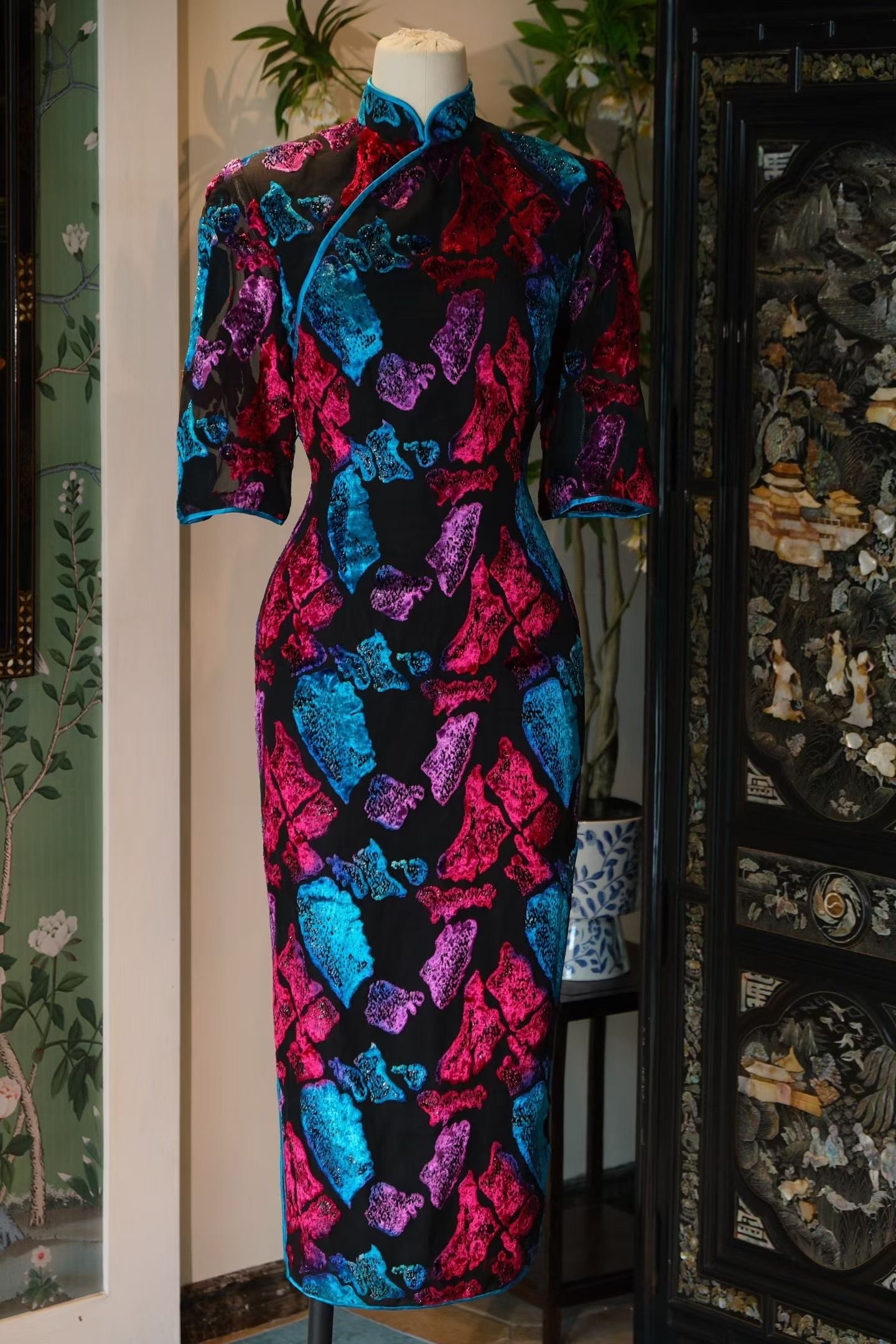 60年代：【霓虹魅影】复古黑底丝绒植绒荧光色几何印花中袖长款旗袍 | 1960s：【Neon Mirage】Retro Black Velvet Flocked Fluorescent Geometric Print Mid-Sleeve Long Qipao