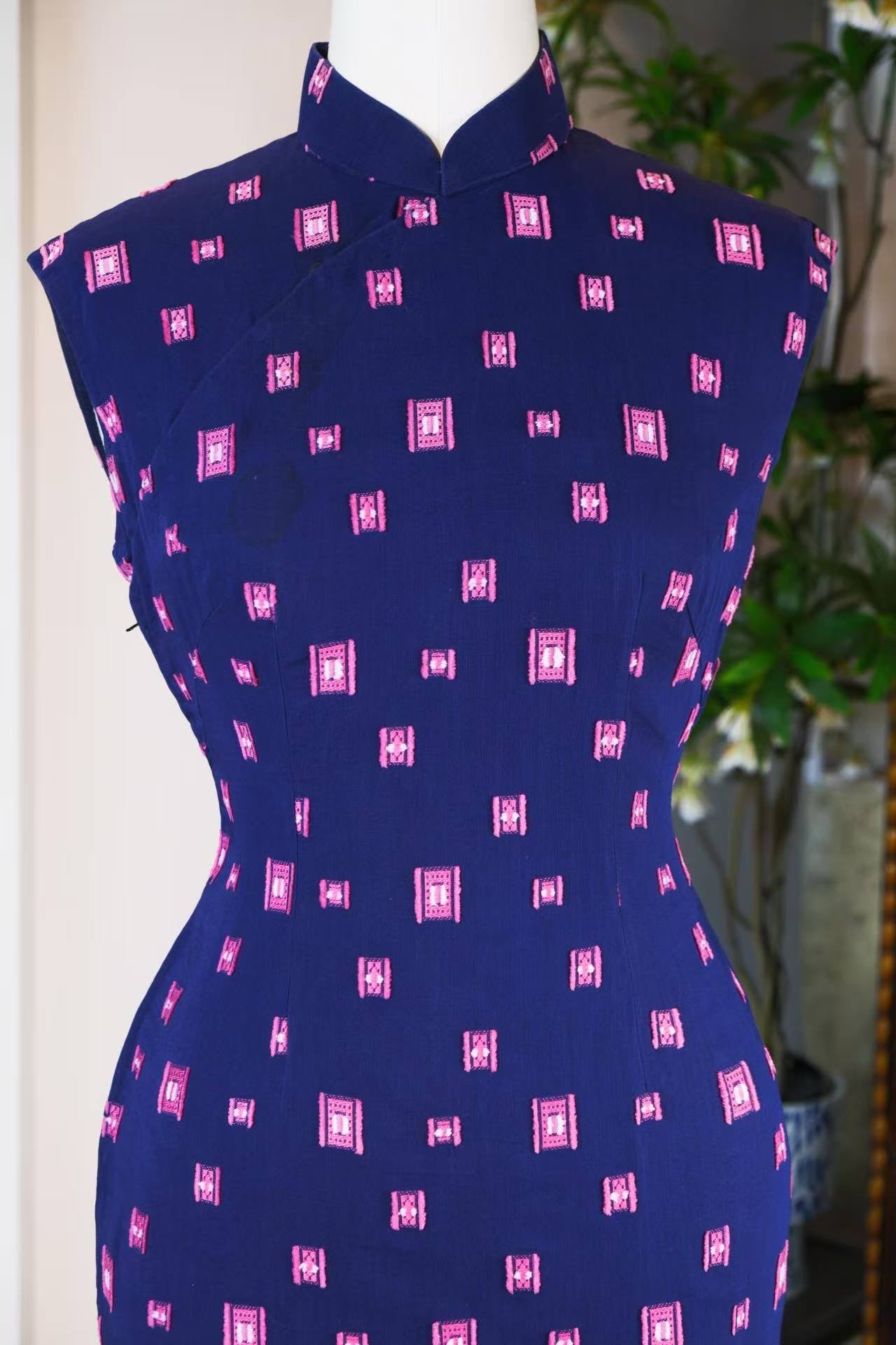 60年代 - 六十年代台湾风华：靛蓝底粉色几何机绣印花纯棉古董旗袍 — 工业化时代的传统回响与现代身体叙事 | 1960s - 1960s Taiwan Elegance: A Vintage Indigo Pure Cotton Cheongsam with Pink Geometric Machine Embroidery — Traditional Echoes of the Industrial Era and a Narrative of the Modern Body