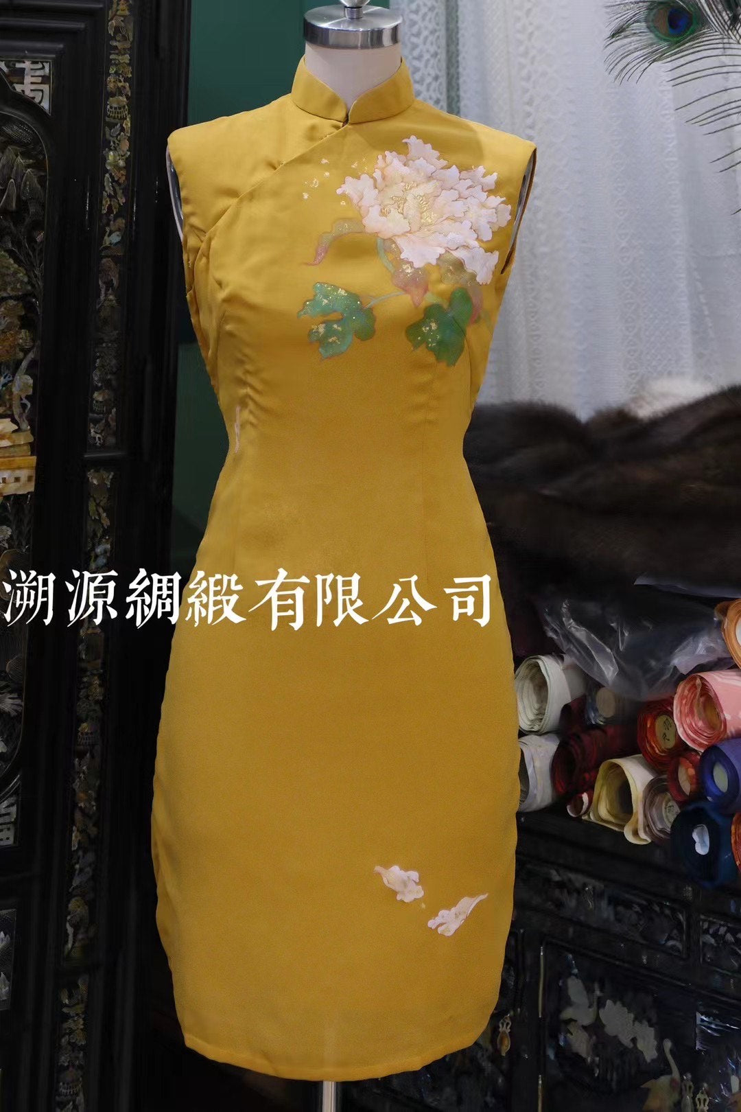 60年代 - Vintage 姜黃工筆手繪瀝粉堆金金箔牡丹古董港工旗袍 | 1960s - Vintage Ginger Yellow Gongbi Hand-Painted Lìfěn Dui Jīn Gold Foil Peony Antique Hong Kong-Style Qipao