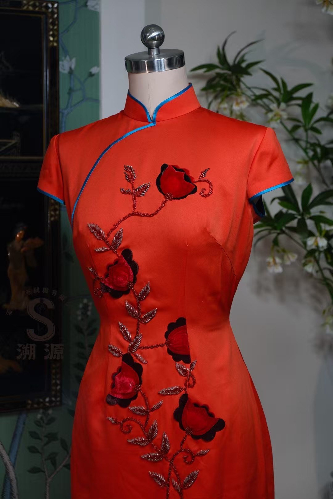 客订结缘 -《朱华曳影·碧缘凝香：刺绣花藤修身橘红缎面旗袍》| Customized Design - "Vermillion Splendor, Azure Edge: Embroidered Floral Vine Slim-Fit Cheongsam in Mandarin Orange Silk Satin"