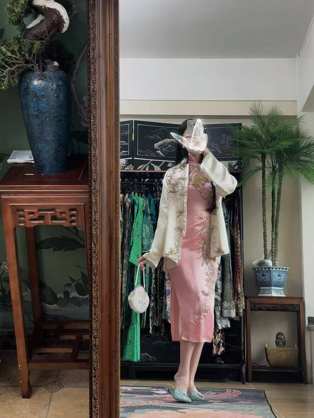 50年代 - 五十年代梅花牌龙凤呈祥旗袍短褂套装：粤绣盘金绣技艺与东方美学的古董遗珍 | 1950s - 1950s "Plum Blossom" Brand Dragon &amp; Phoenix Suit: An Archival Treasure of Yue Embroidery and Oriental Aesthetics