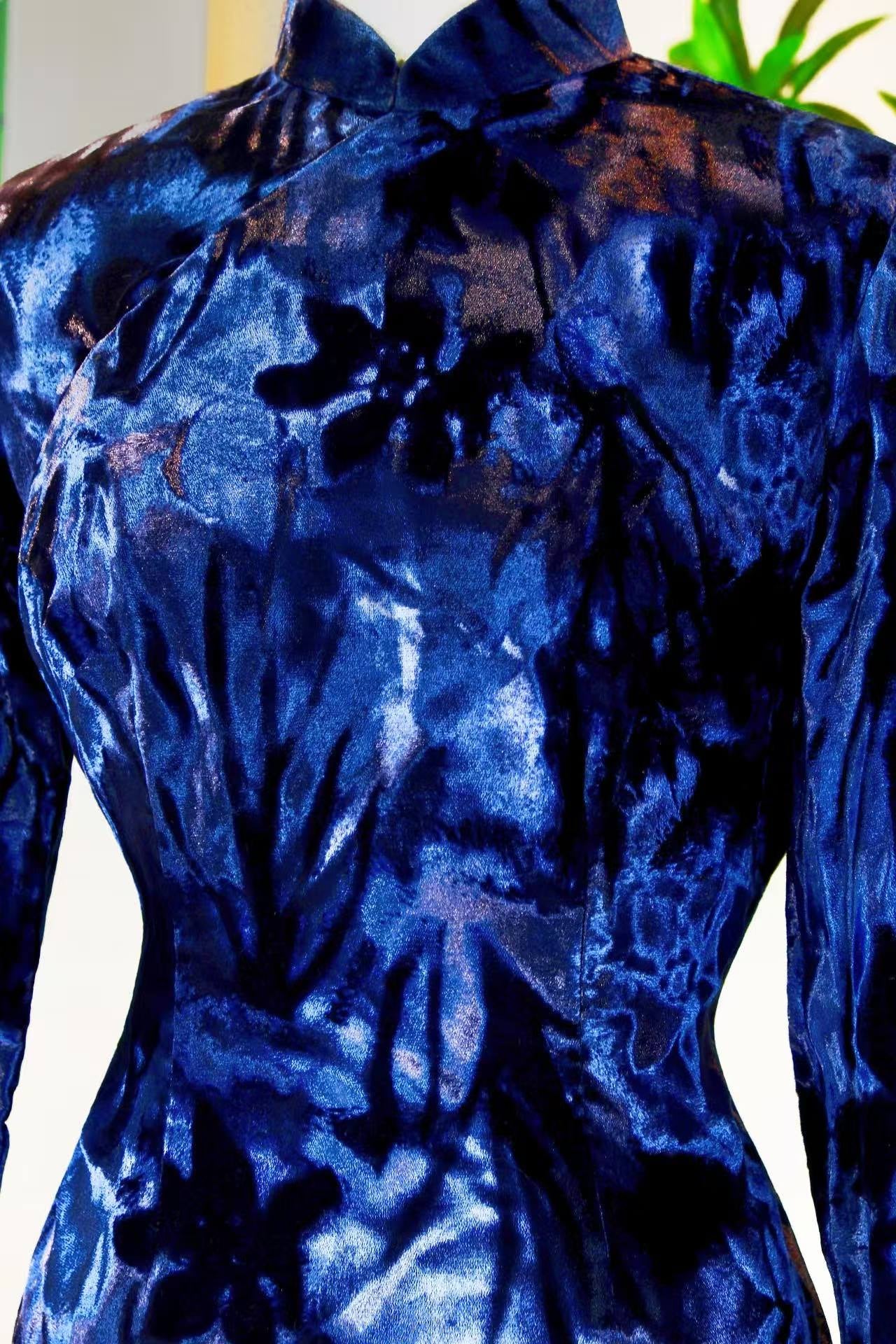 60年代 - 台湾产压花金丝绒光影曳地古董旗袍 | 1960s - Light and Shadow on Velvet: A Vintage Taiwanese Embossed Gold Velvet Cheongsam