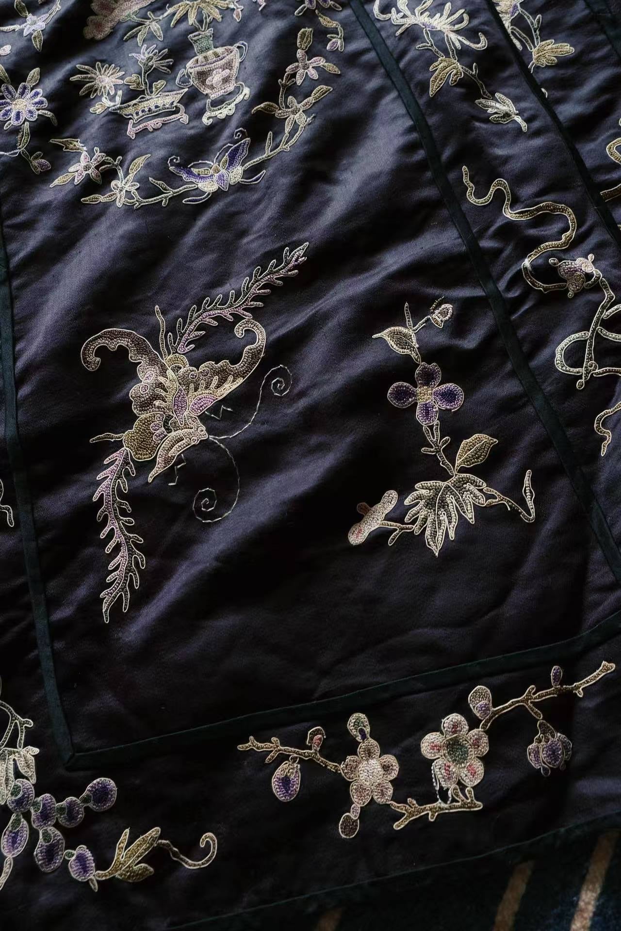 清末民初 -  黑缎打籽绣八团花篮纹氅衣：汉族女性服饰艺术的巅峰之作 | 1910s - Black Satin Surcoat with "Seed Stitch" Eight-Medallion Flower Basket Motif: A Masterpiece of Han Elite Elegance