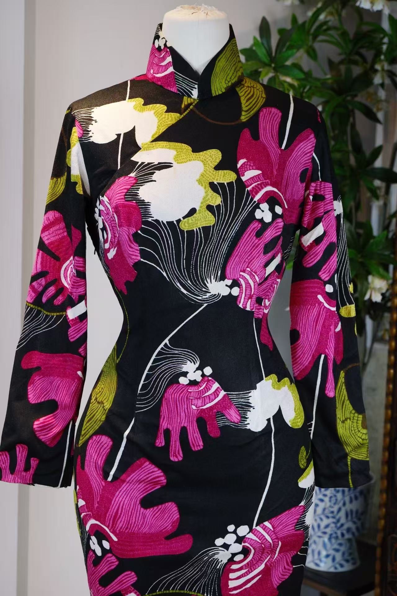 60年代 - 黑缎凝香·六十年代香江印花旗袍 | 1960s - Scent Condensed in Black Satin: 1960s Hong Kong Printed Qipao