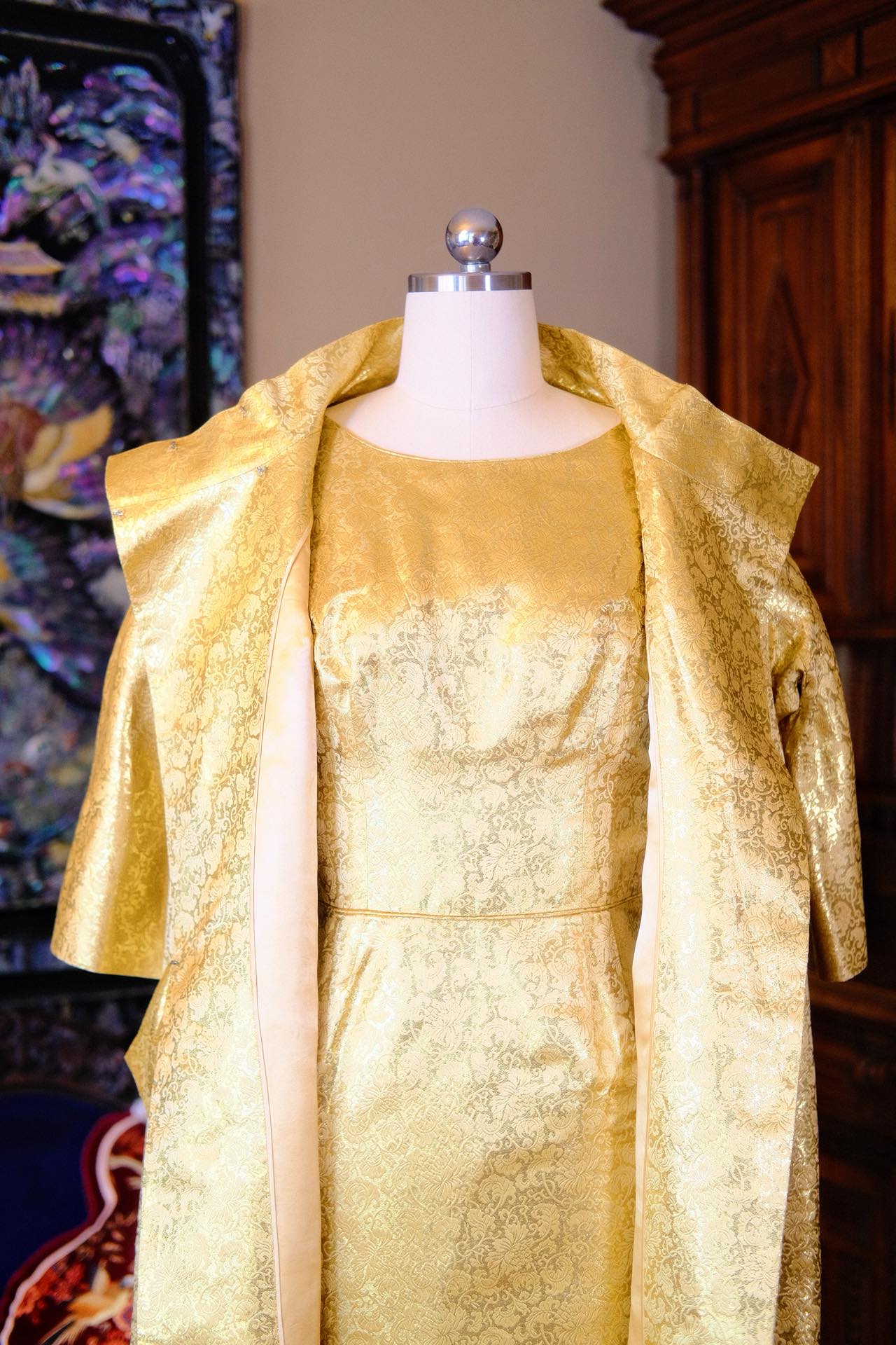 六十年代意大利织金提花三件套：Woo女士的黄金时代华章 | 1960s Italian Gold-Weft Jacquard Three-Piece Set: Ms. Woo’s Anthem of the Gilded Era