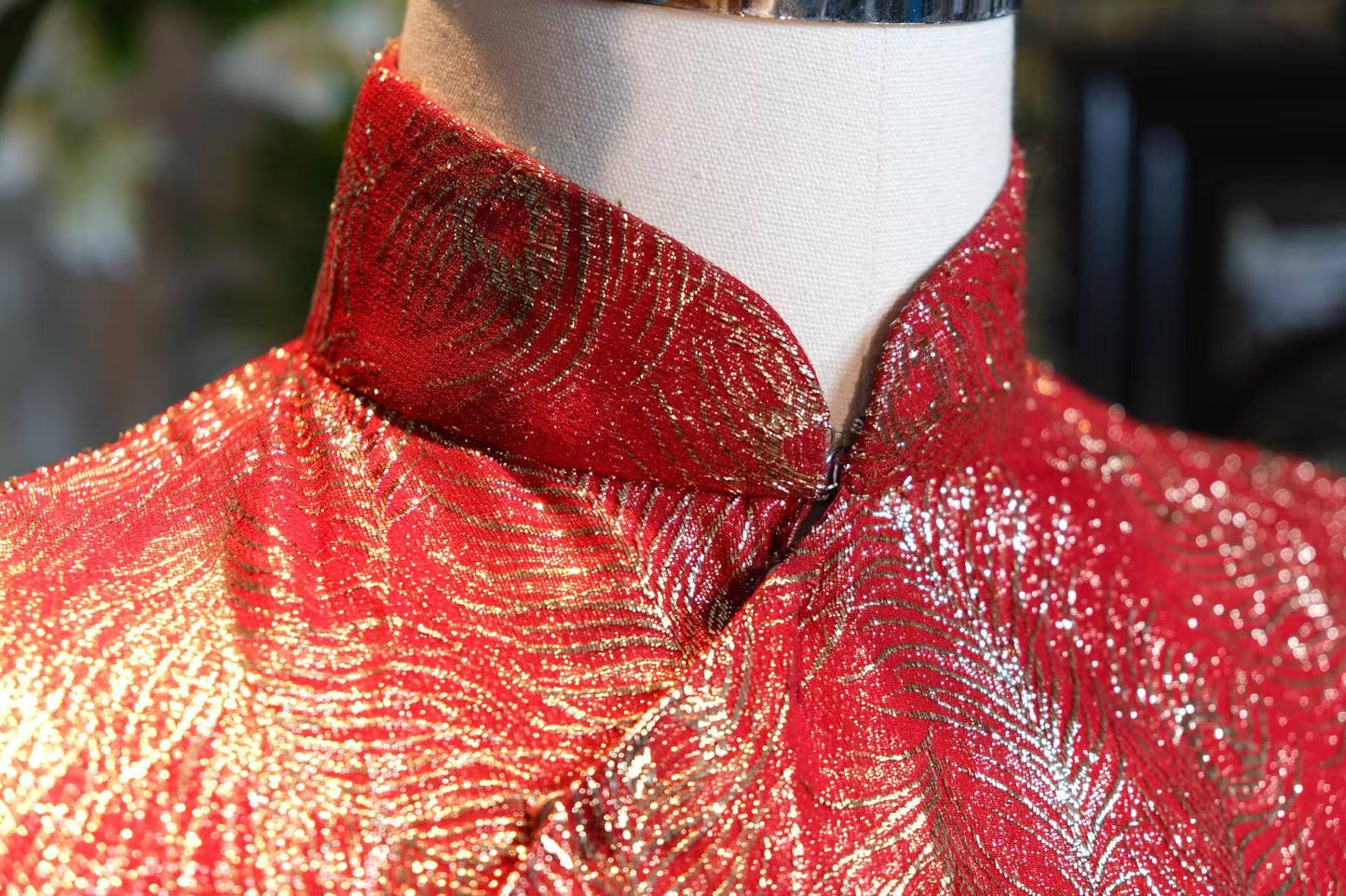 60年代 - 织金雀羽中国红旗袍：六十年代港工技艺的织物诗篇 | 1960s Weaving Gold & 1960sPhoenix Plumes: A Chinese Red Qipao — A Poetic Textile of 1960s Hong Kong Craftsmanship