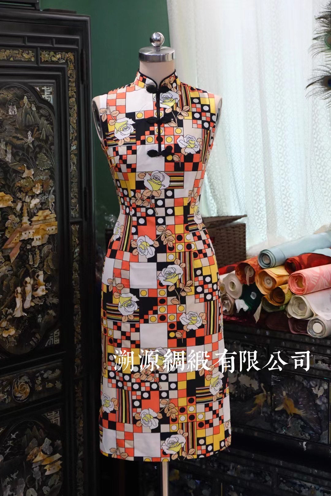 60年代 - 摩登玫瑰·几何交响：复古港工手作无袖古董旗袍 | 1960s - The Modern Rose Rhapsody: Vintage Hong Kong Craftsmanship Geometric Cheongsam