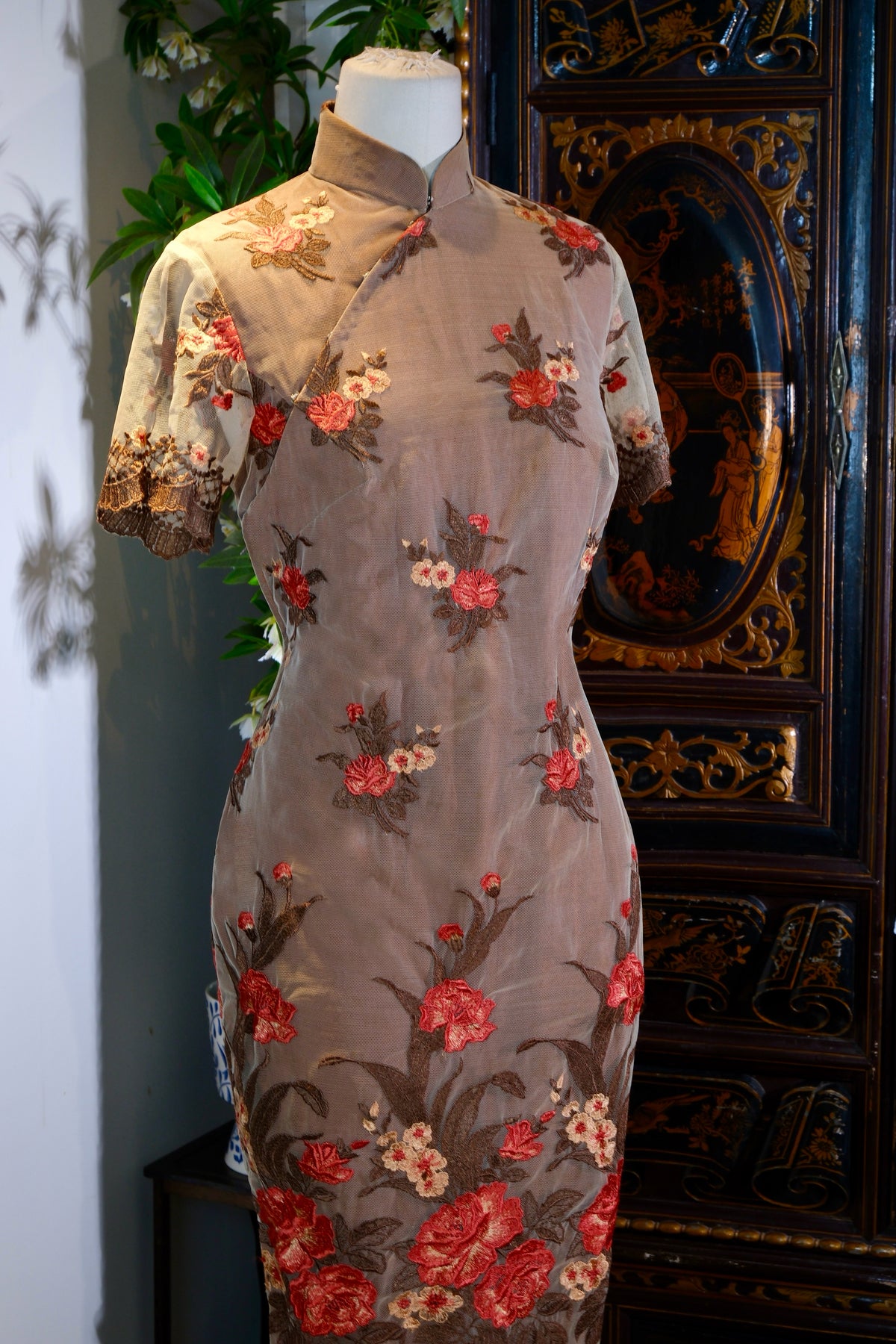 霓裳旧梦：钟情绸缎庄的南洋绮语与西式绣工 | Sartorial Nostalgia: The Nanyang Reverie and Western Embroidery of Chung Ching Mercery