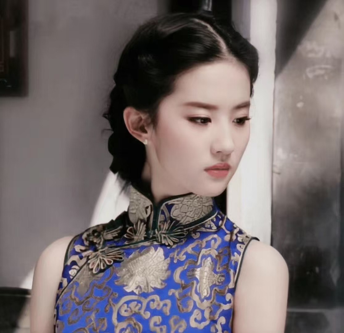 60年代 - 「深海龙吟」上世纪六十年代港式定制克莱因蓝（宝蓝）织金织锦缎无袖曳地旗袍：银丝绲边与龙纹牡丹图案 / Customized Design - The "Ocean Dragon's Roar": 1960s Hong Kong Couture Klein Blue Brocade Qipao with Gold-Woven Dragon and Peony Motif, Sleeveless Floor-Length Gown with Silver Metallic Piping.