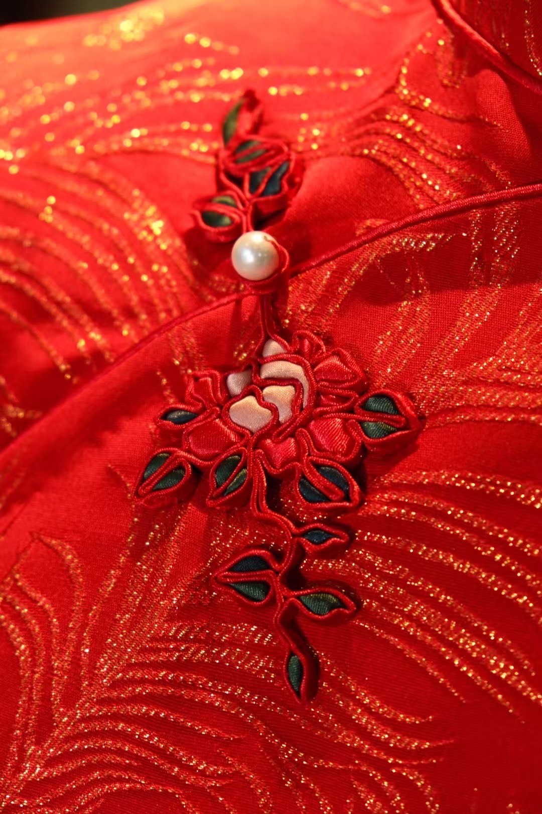 客订结缘 -《织金双姝 · 紫焰丹华》—— 典藏级雍容紫色与热烈红色，金丝暗纹长款礼服旗袍 | Customized Design - "Gilded Gemini · Violet Flame & Vermilion Bloom" — Collector's Brocade Long Cheongsam Gowns in Regal Purple and Passionate Red