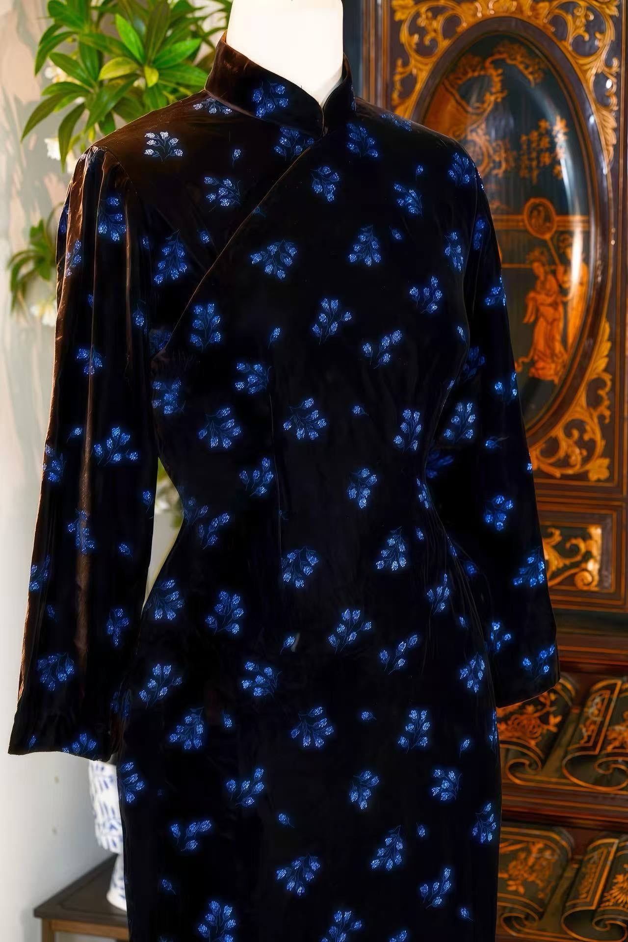 60年代 - 蓝焰诗性·六十年代台湾墨色天鹅绒手绘闪片写意古董旗袍 | 1960s - Blue Flame Poetics: 1960s Taiwan Dark Velvet Hand-Painted Sequin Freehand Vintage Cheongsam